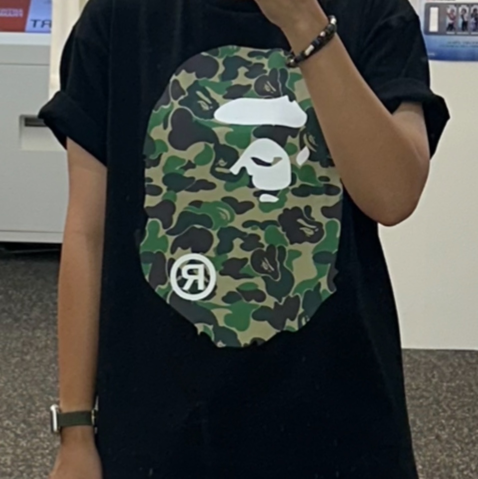 BAPE ABC Camo Big Ape Head T-Shirt Black Green, Maison Margiela Keyring Wallet Black 착용 스타일 - 2