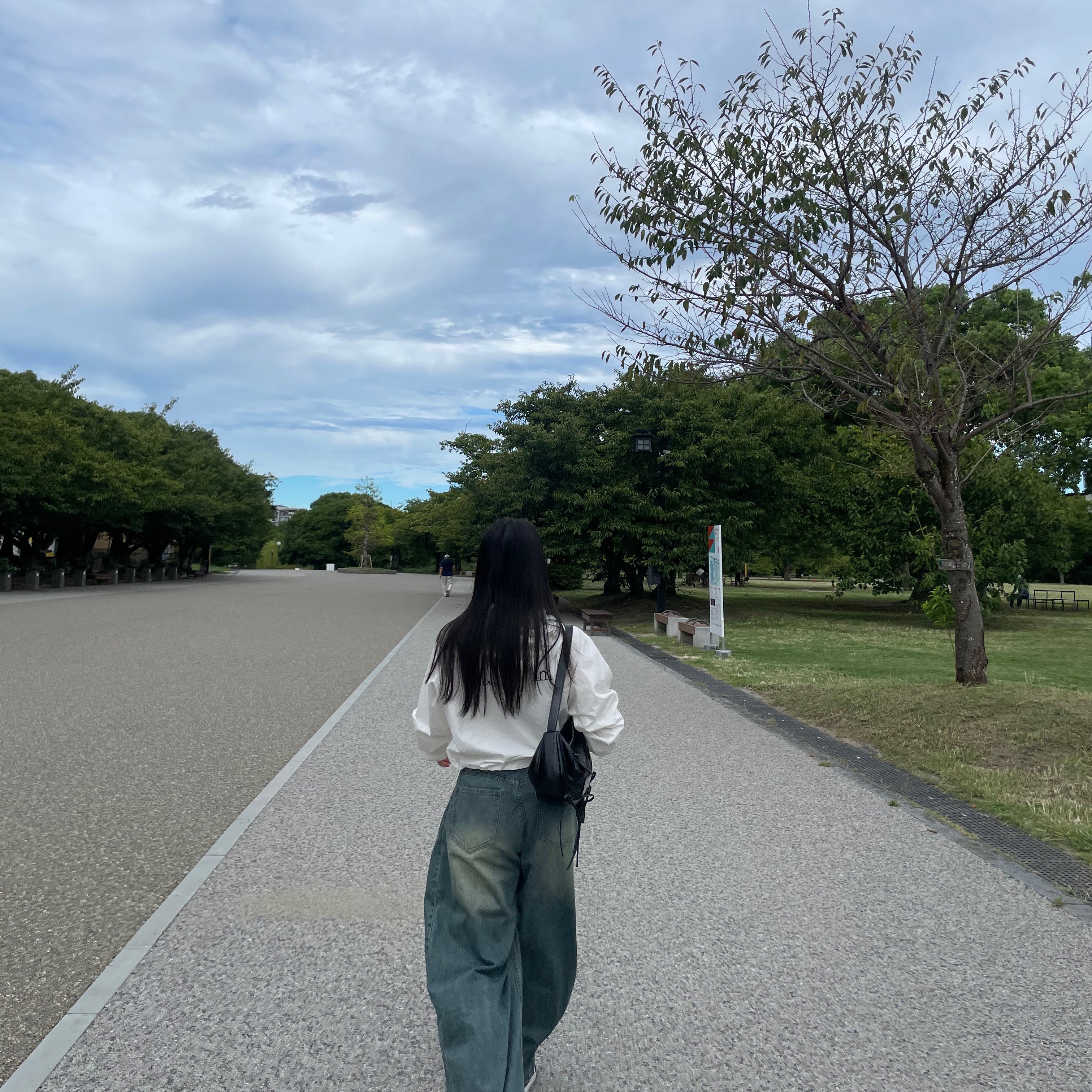 (W) Matin Kim Matin Crop Hoody Coating Jumper Ivory, Matin Kim Half Shirring Ribbon Round Bag Black 착용 스타일
