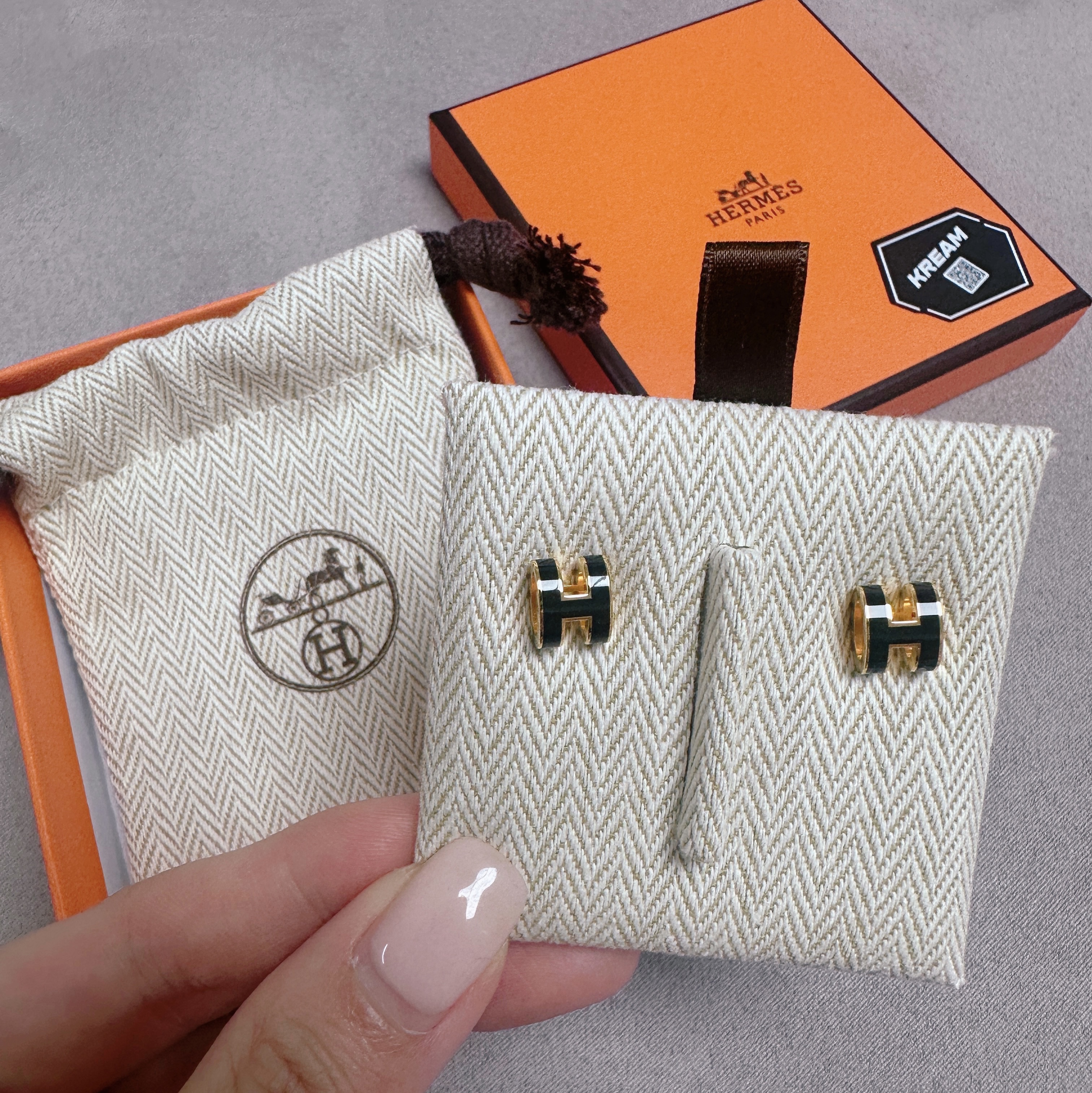 (W) Hermes Mini Pop H Earrings Gold & Noir 착용 스타일