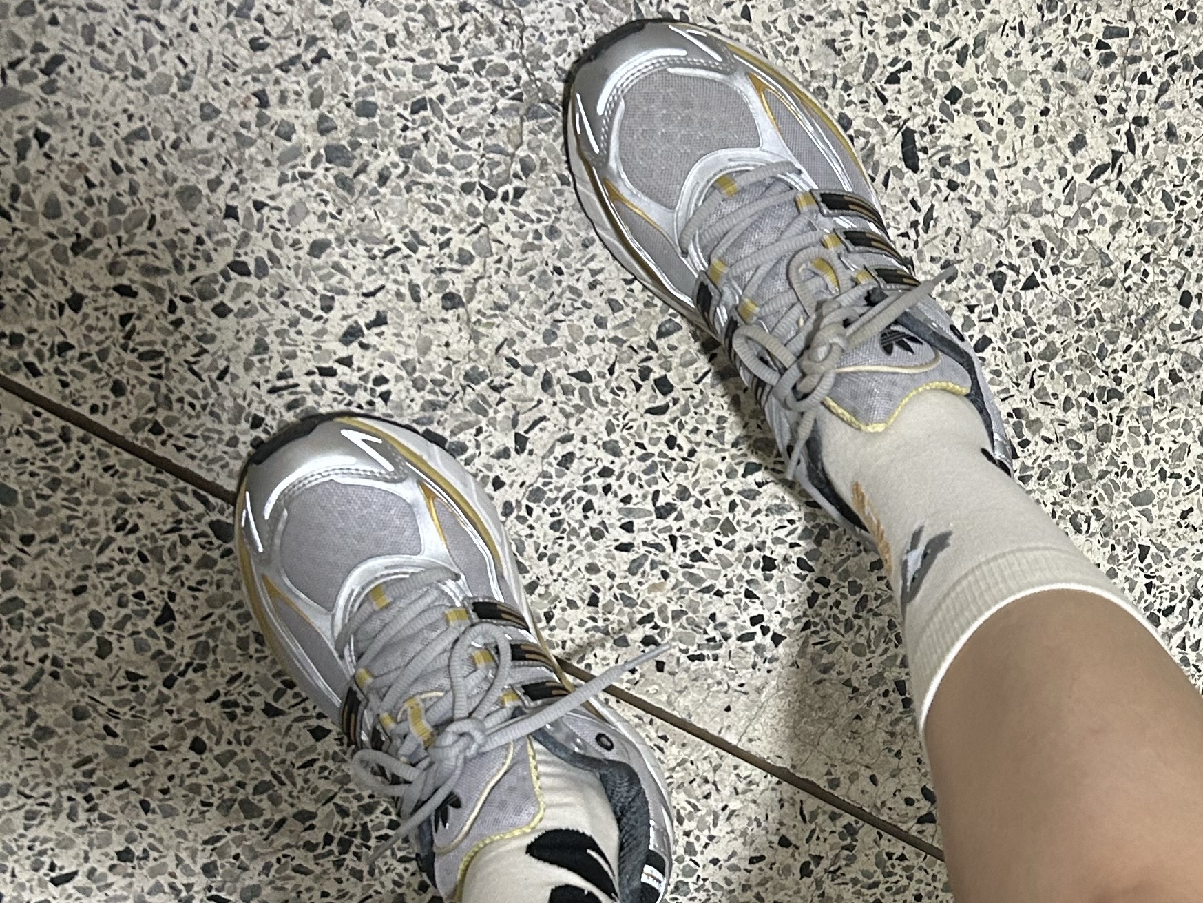 Adidas Adistar Cushion 3 Grey Two Gold Metallic 착용 스타일