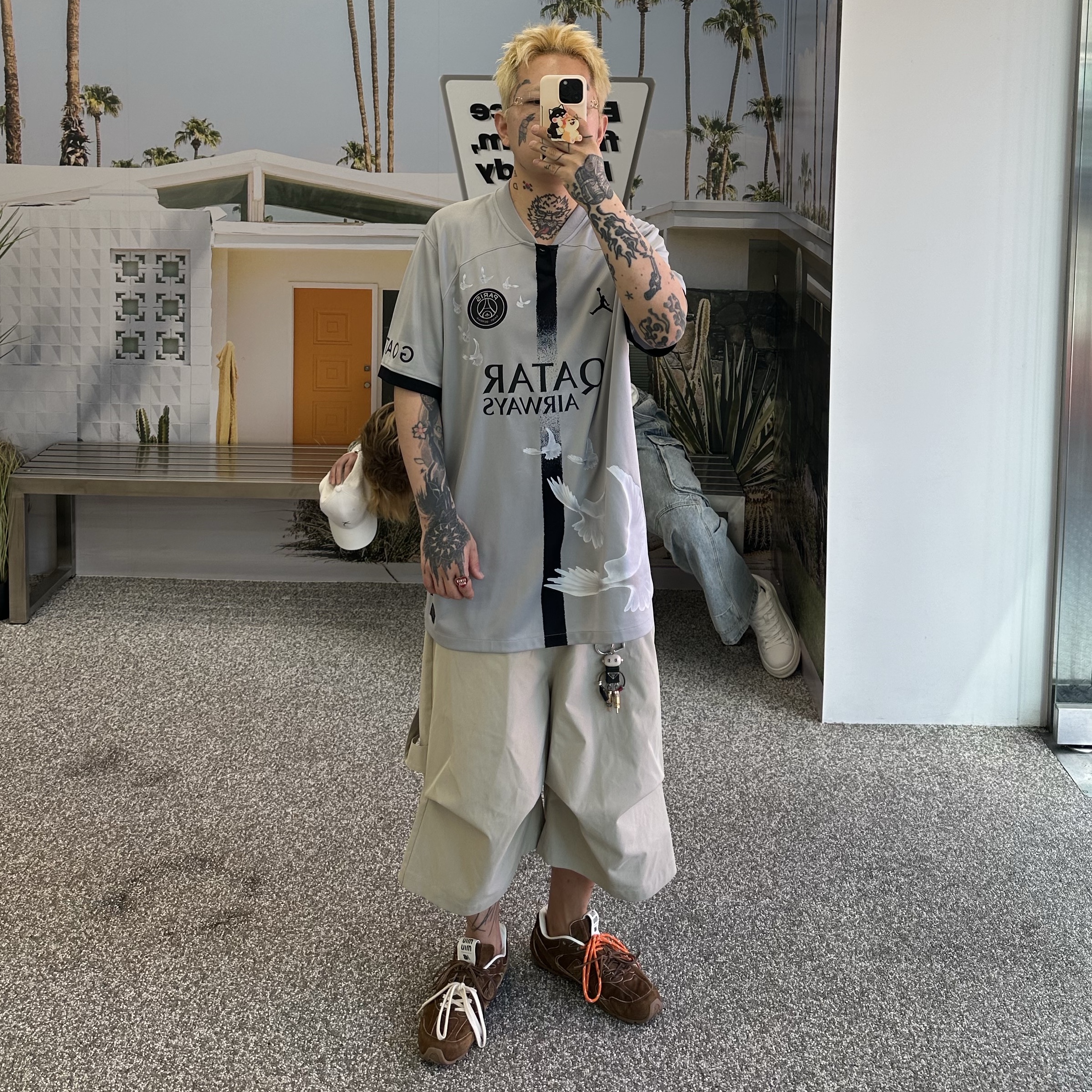 Jordan x Paris Saint-Germain x 3.Paradis 2022/23 Dri-Fit Stadium Away Jersey Light Smoke Grey, Nonnod Alpine Carpenter Shorts Beige 착용 스타일 - 1