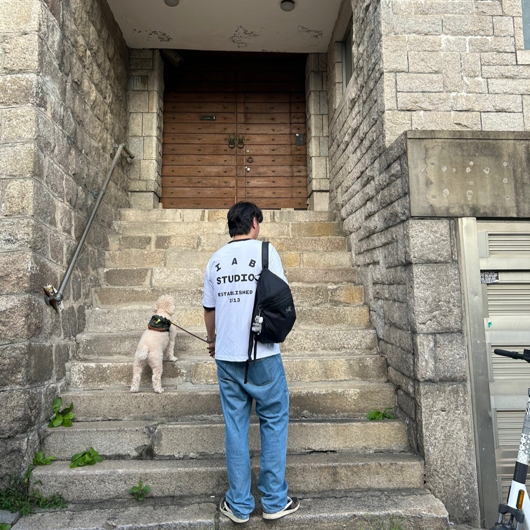 Arc'teryx Heliad 15 Backpack Black, IAB Studio Established T-Shirt White Black 착용 스타일 - 2