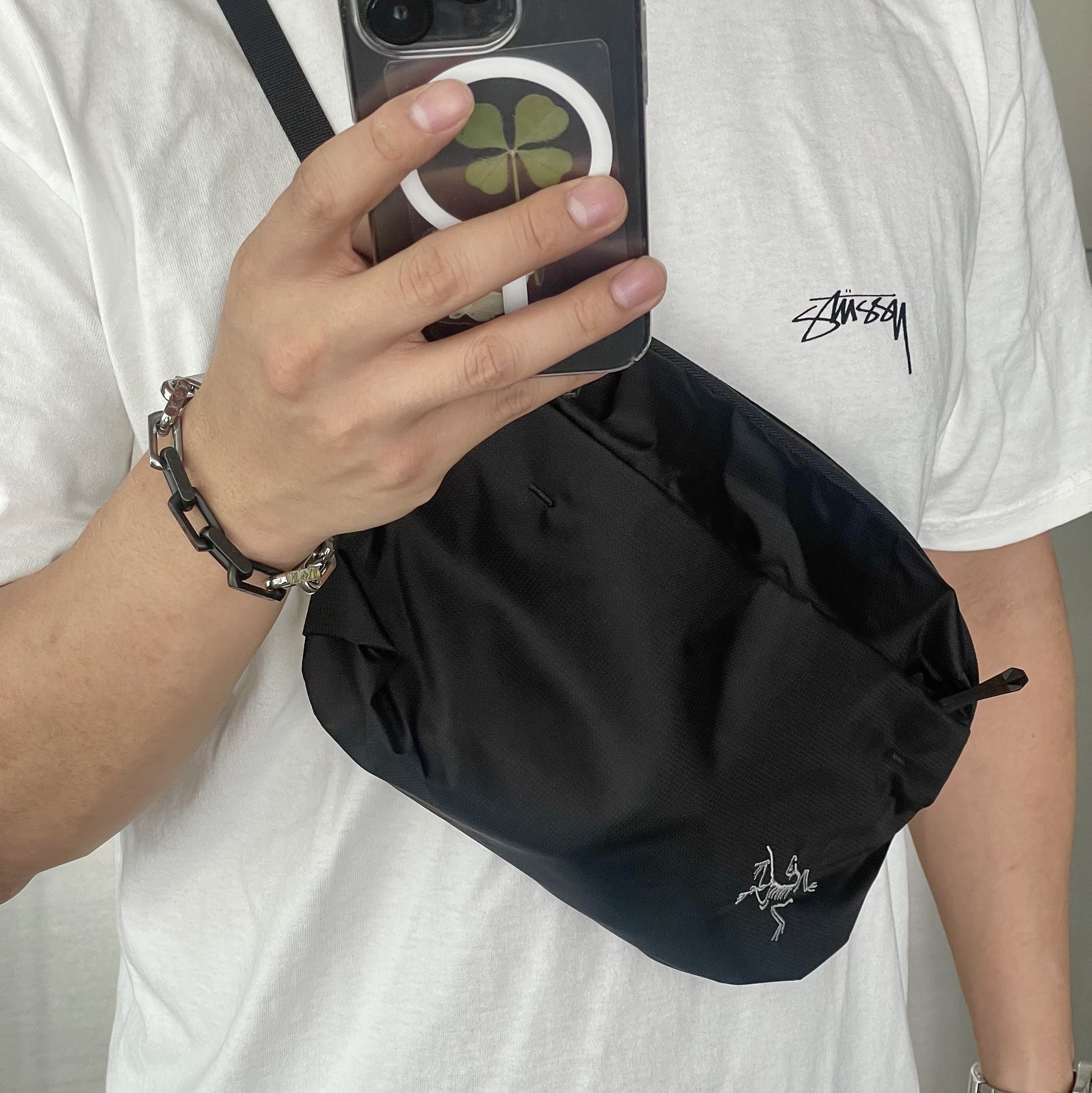 Arc'teryx Heliad 6 Crossbody Bag Black, Louis Vuitton Monogram Chain Bracelet Silver Black 착용 스타일