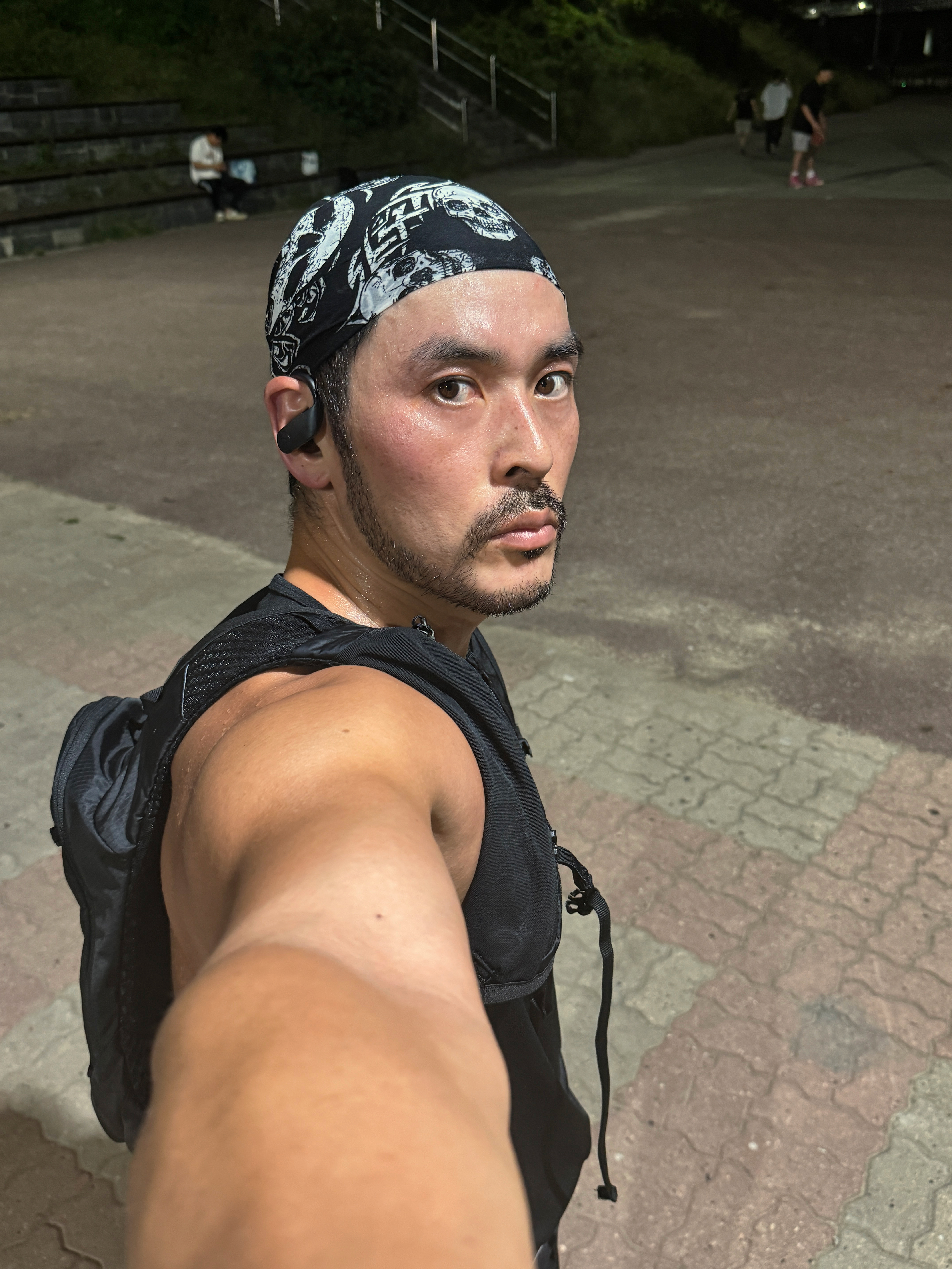 Salomon Trailblazer 20 Black, Hoka Bondi 8 Wide Black - 24SS 착용 스타일 - 5