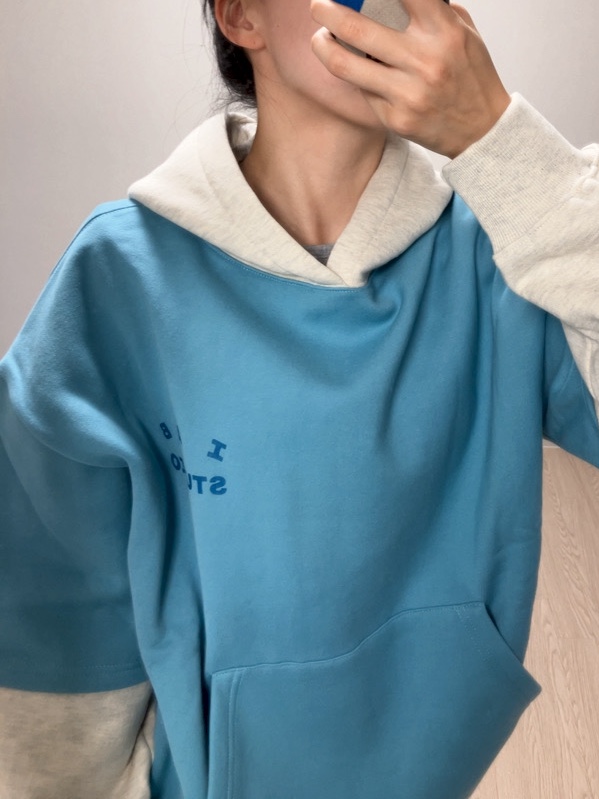 IAB Studio x Delicious in Dungeon Marcille Layerd Hoodie Blue 착용 스타일 - 3
