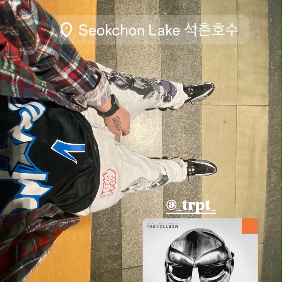 Nike Shox R4 Black and Metallic Silver 착용 스타일