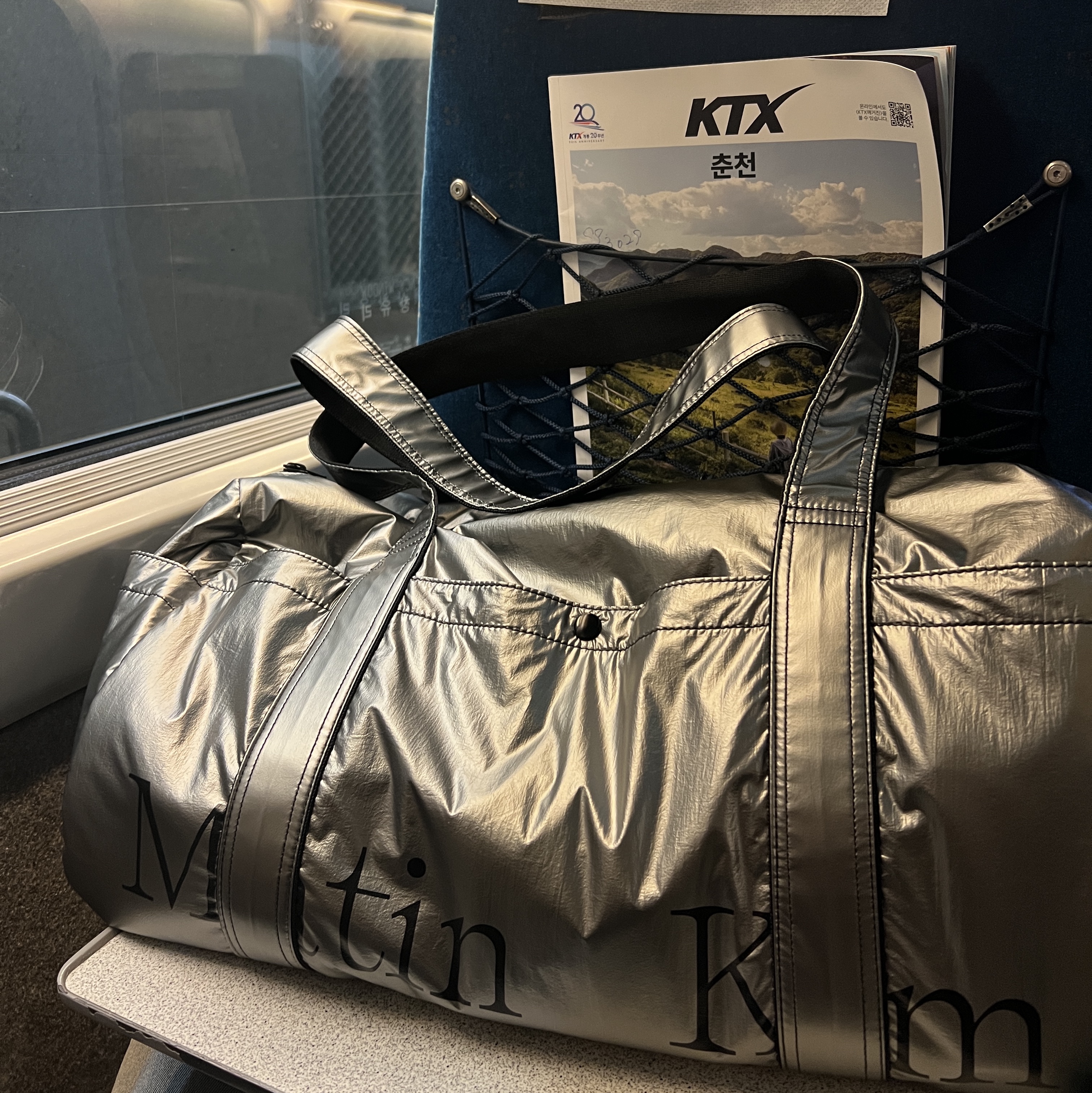 Matin Kim Glossy Logo Sporty Duffel Bag Silver 착용 스타일 - 2