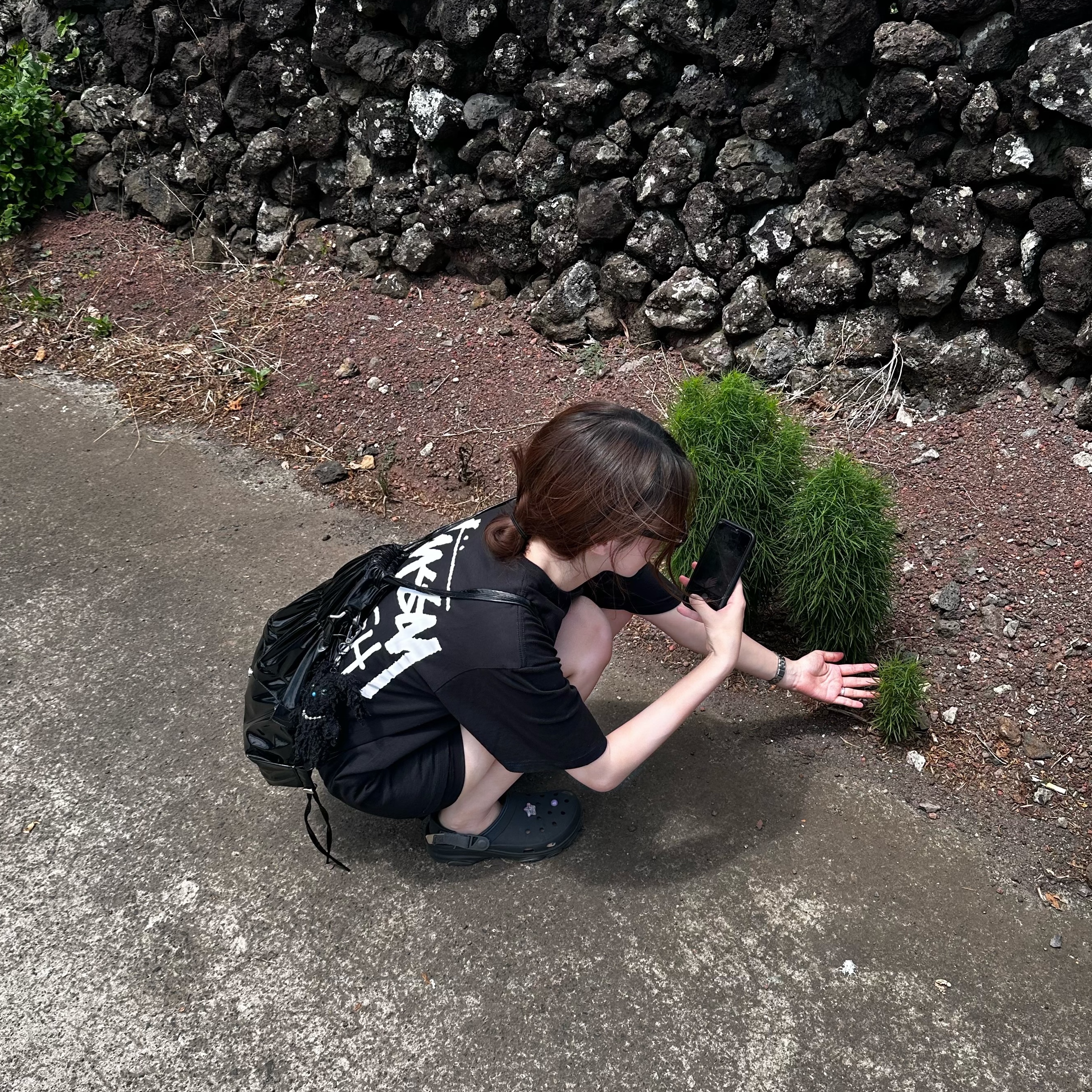 Stussy Tough Gear T-Shirt Black, Crocs All Terrain Clog Black 착용 스타일