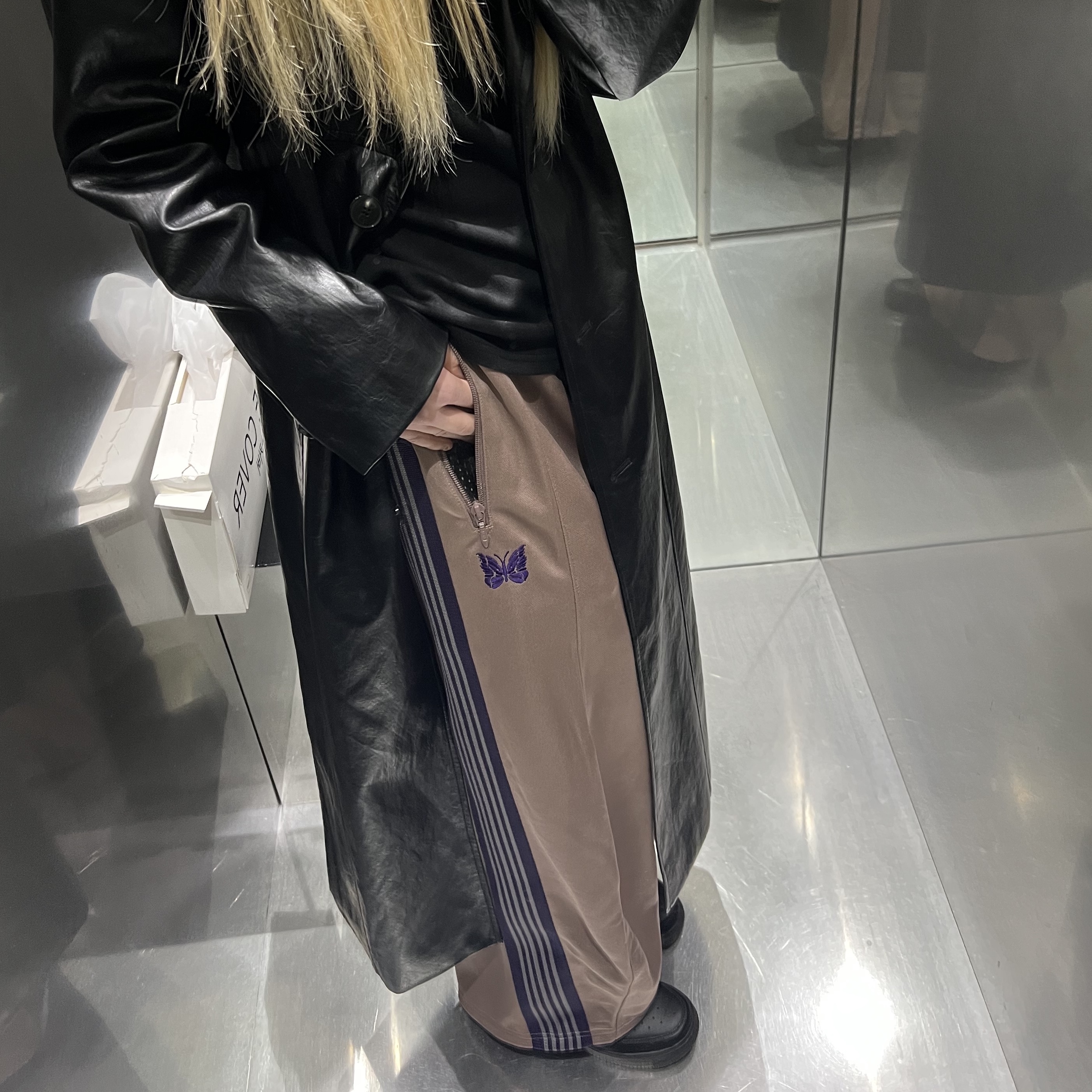 Needles H.D. Track Pants Poly Smooth Taupe 착용 스타일 - 1