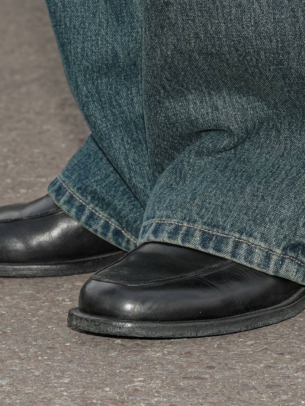 Kinchi Loafer - 810 (a) Black 착용 스타일 - 2