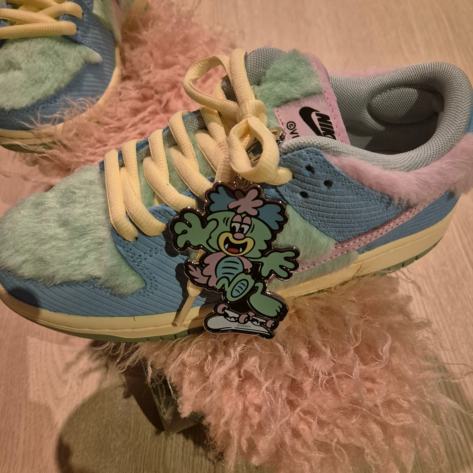 Nike x Verdy SB Dunk Low Pro Blue Gaze and Enamel Green, Verdy Visty Doll 착용 스타일 - 3