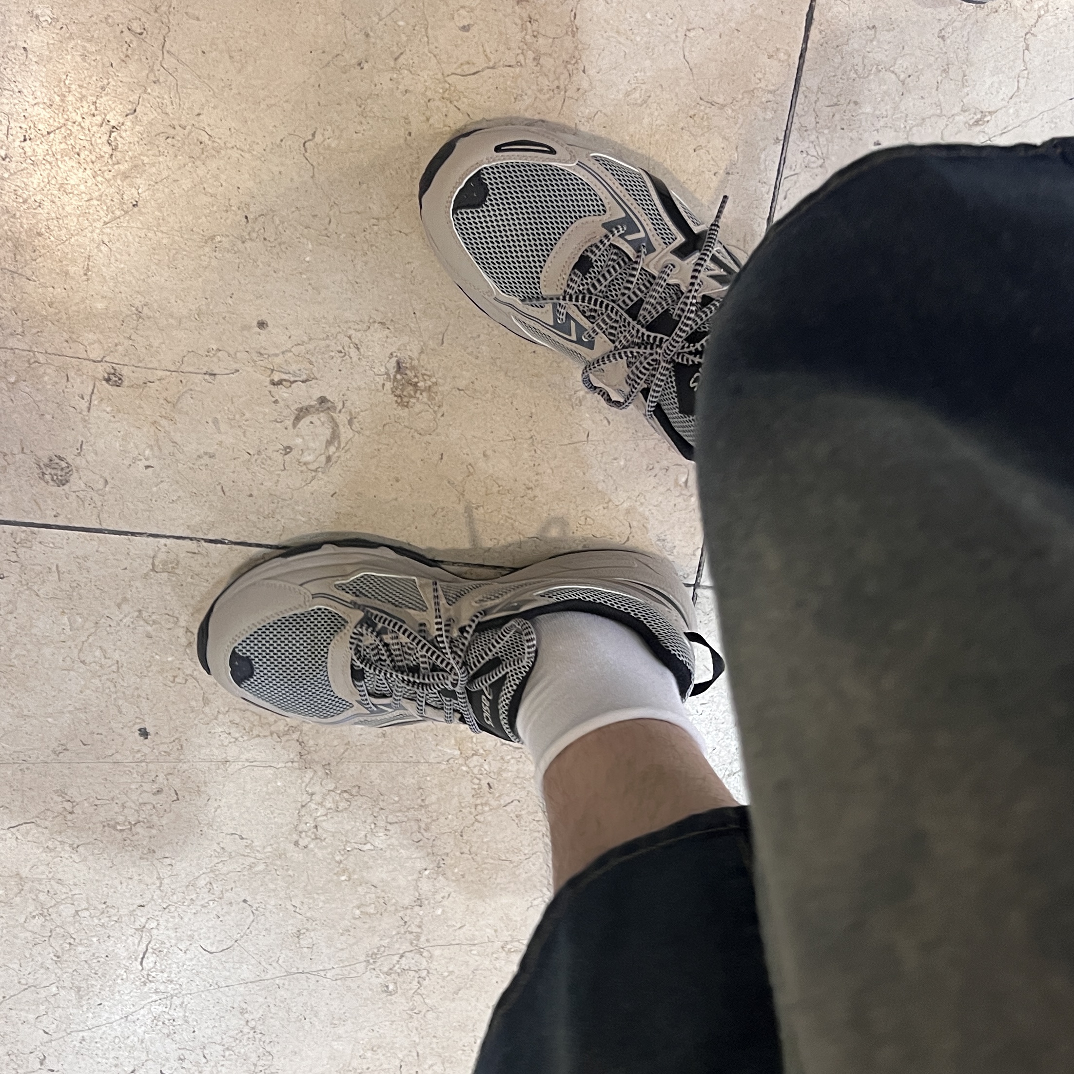 Asics Gel-Venture 6 Feather Grey Black 착용 스타일