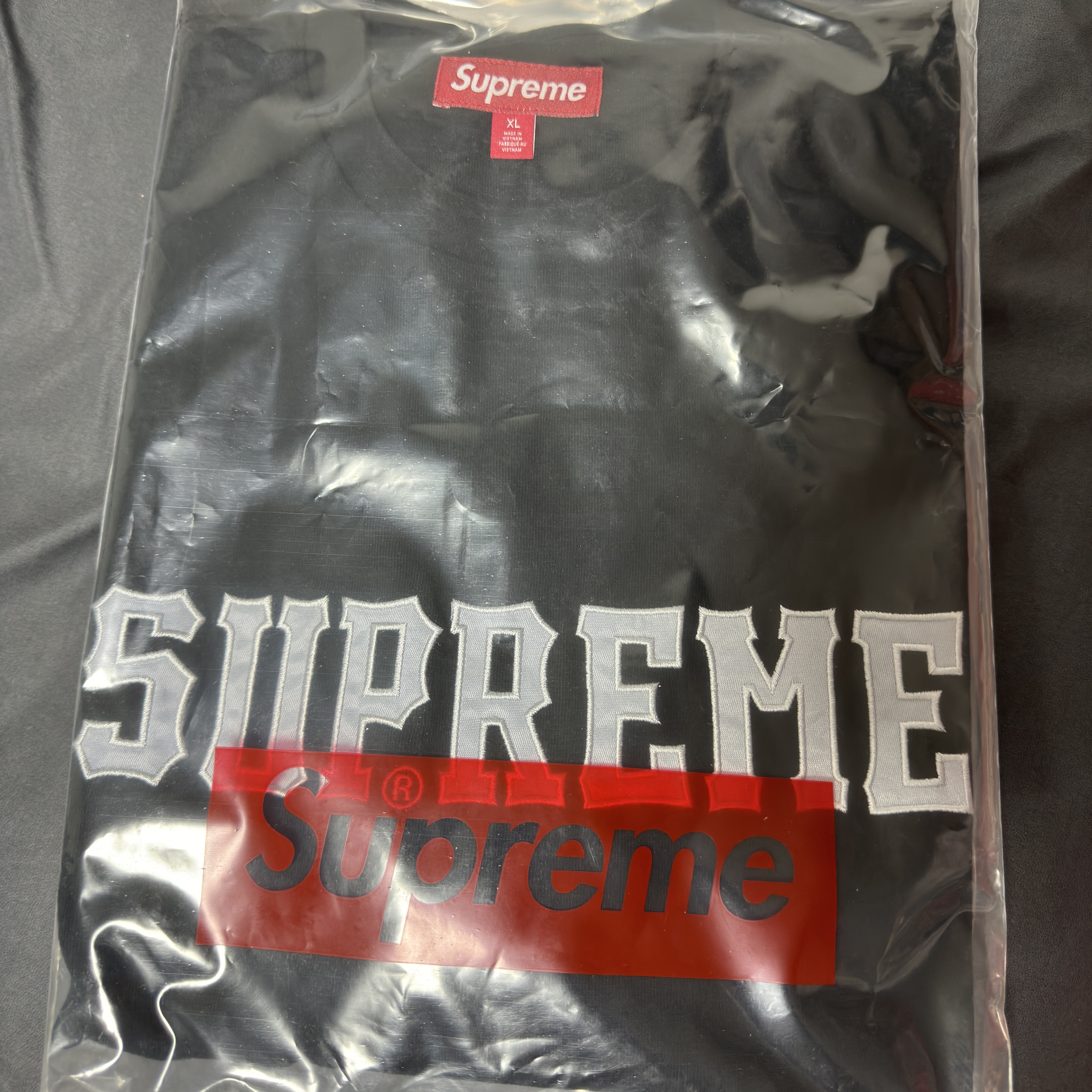 Supreme Twill Applique S/S Top Black - 24FW 착용 스타일
