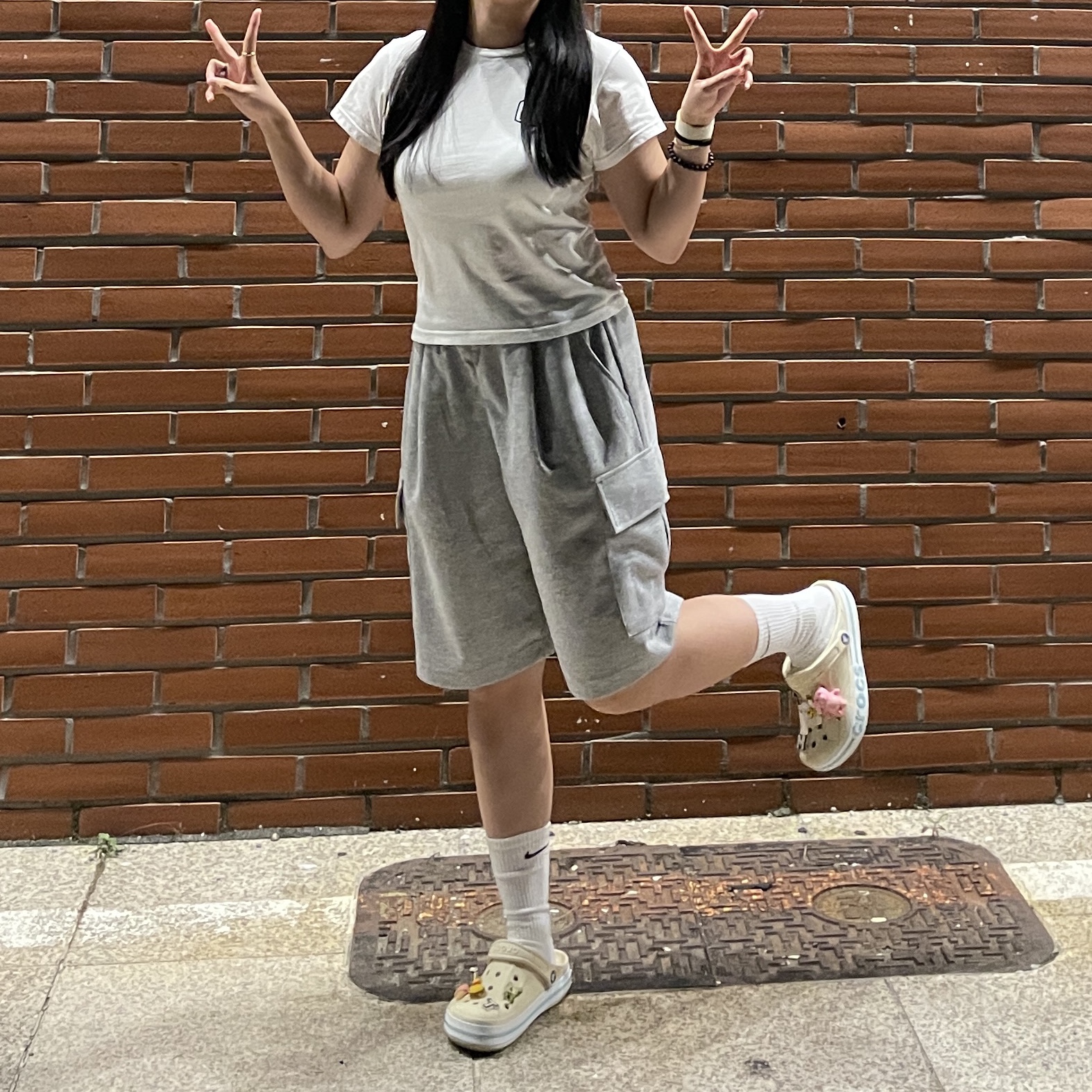(Kids) Deus Ex Machina College Seoul T-Shirt White, Crocs Bayaband Clog Winter White Multi 착용 스타일