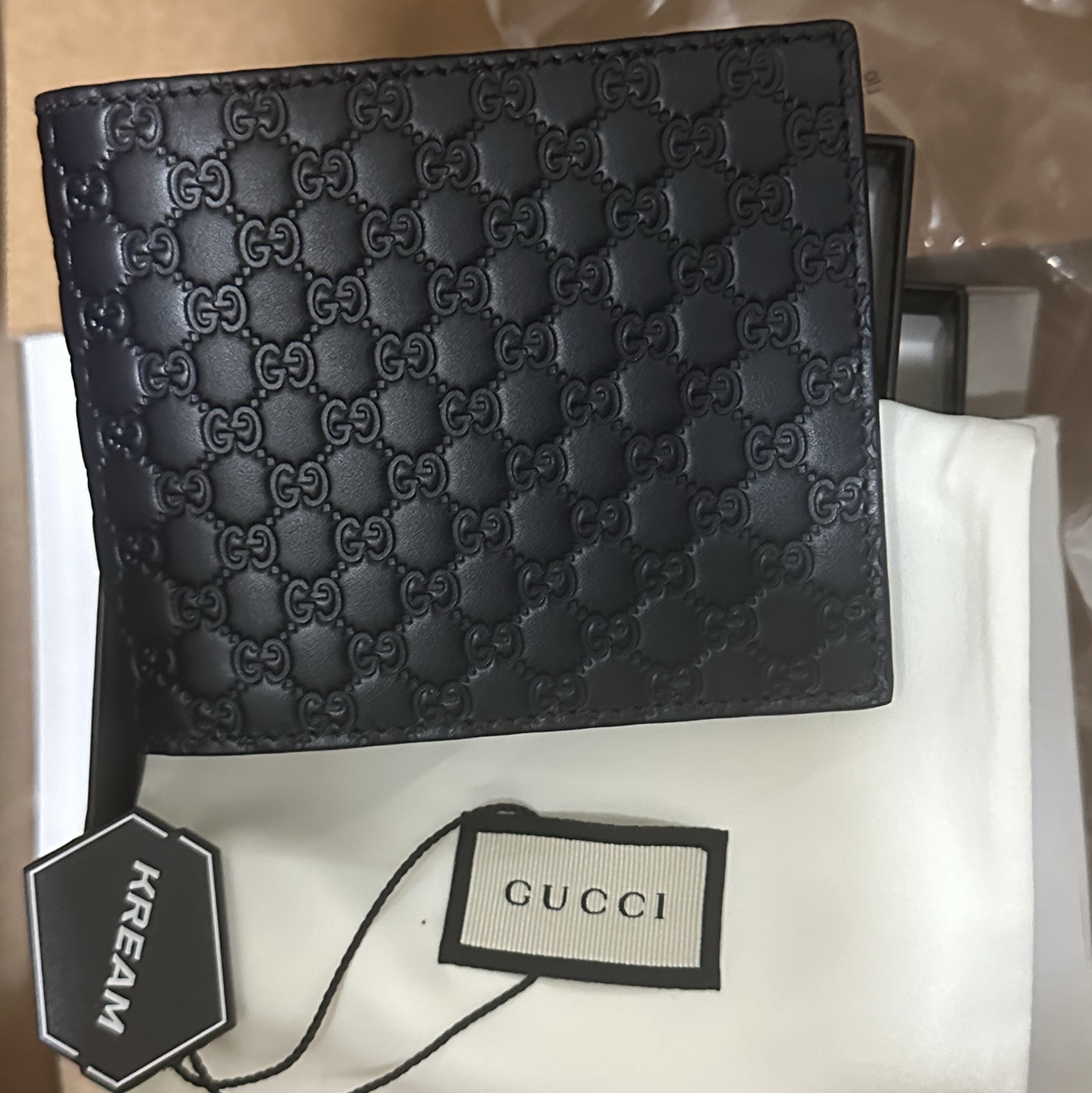 Gucci Micro GG Ssima Bi-Fold Wallet Navy 착용 스타일