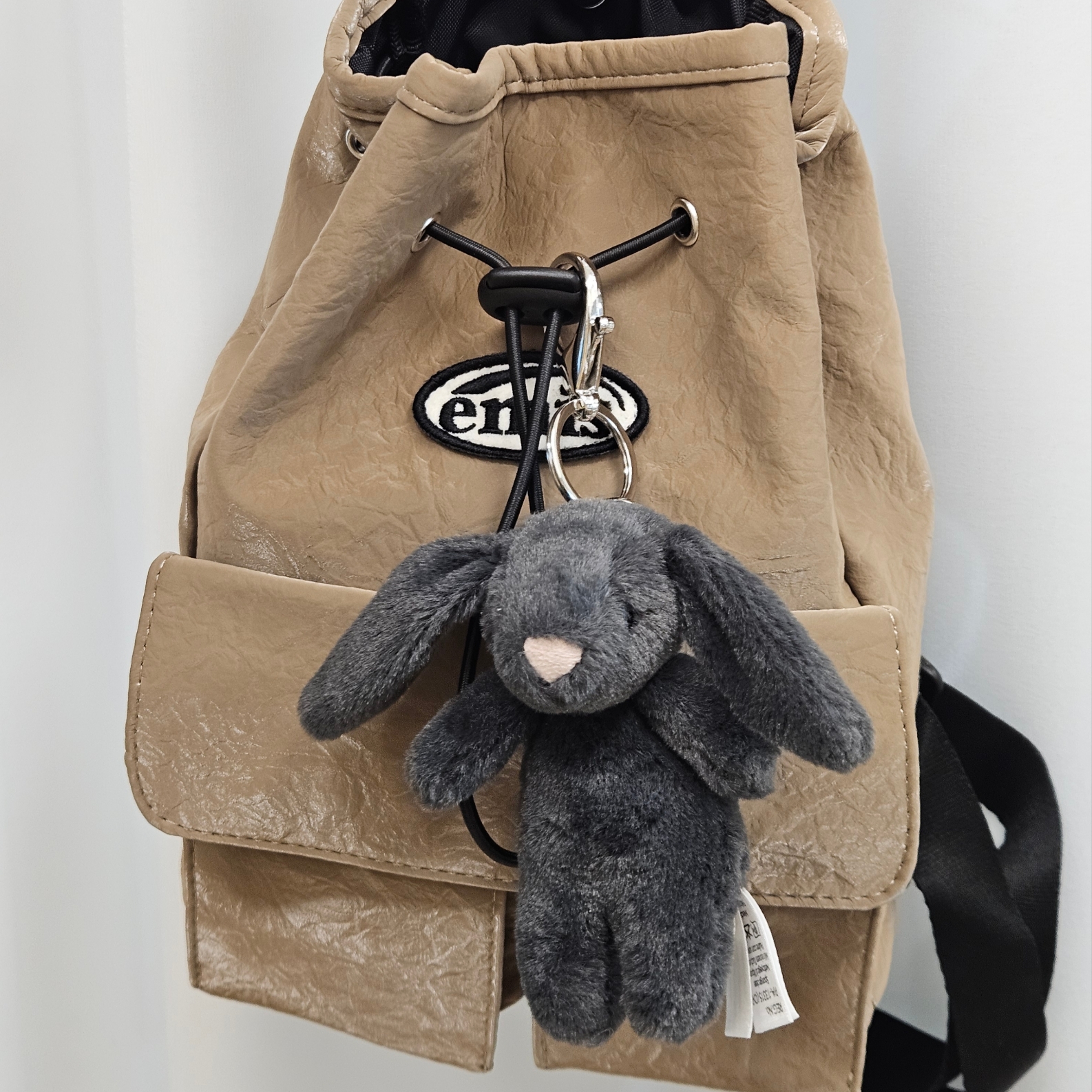 Emis Mini Wappen Pocket Backpack Beige, Jellycat Bashful Bunny Bag Charm Ink 착용 스타일 - 2
