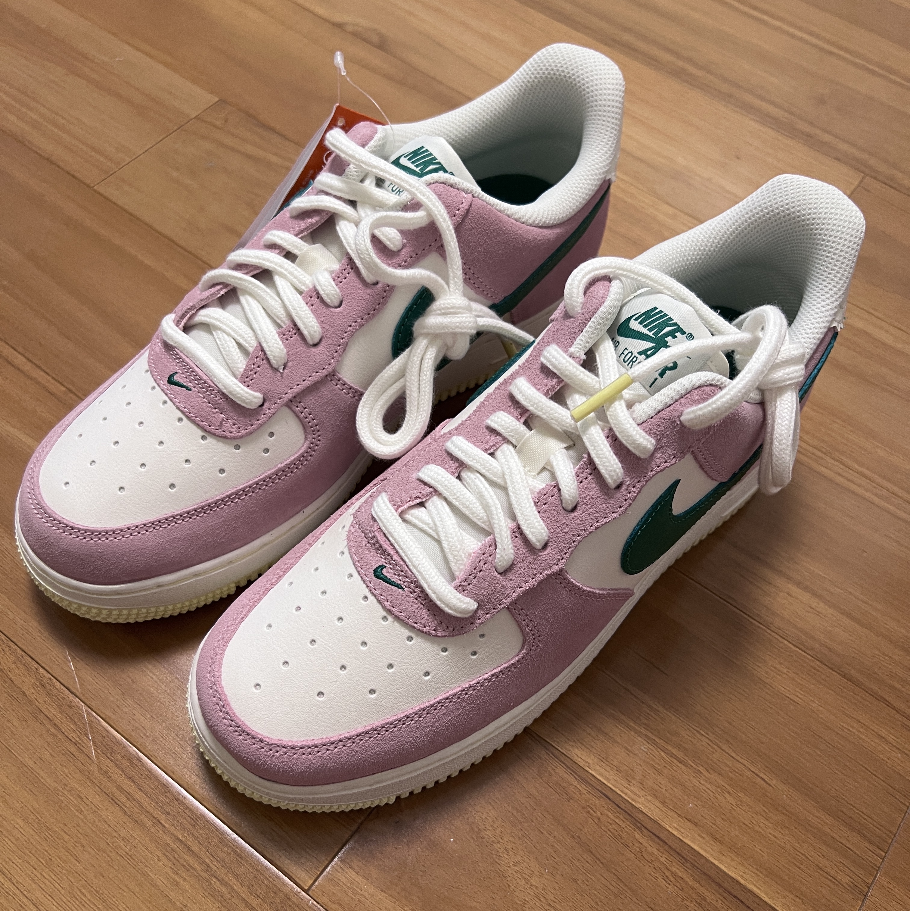 Nike Air Force 1 '07 Sail Medium Soft Pink 착용 스타일