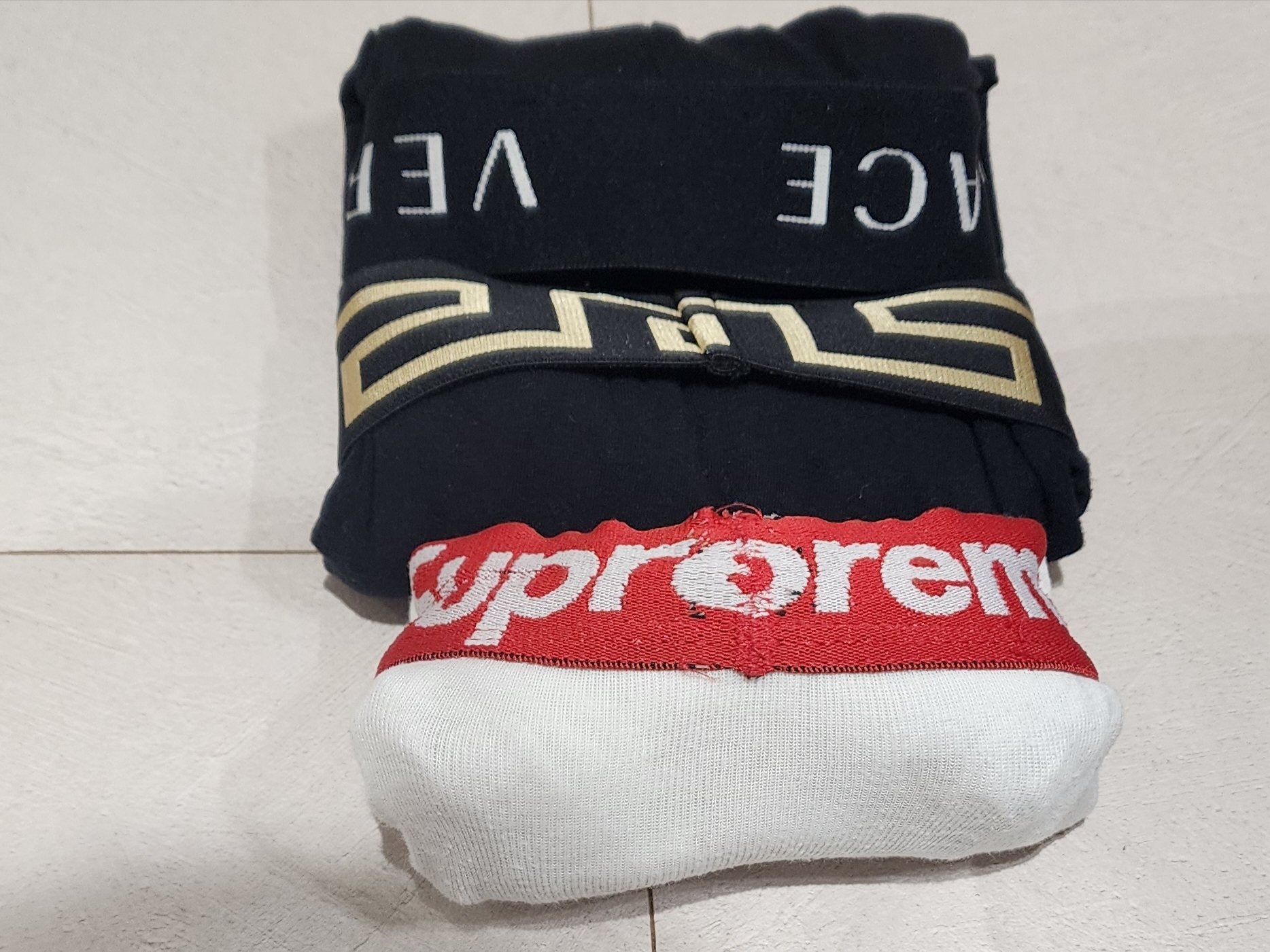 Versace Greca Border Trunks Black (2 Pack), Supreme Hanes Boxer Briefs White (4 Pack) 착용 스타일