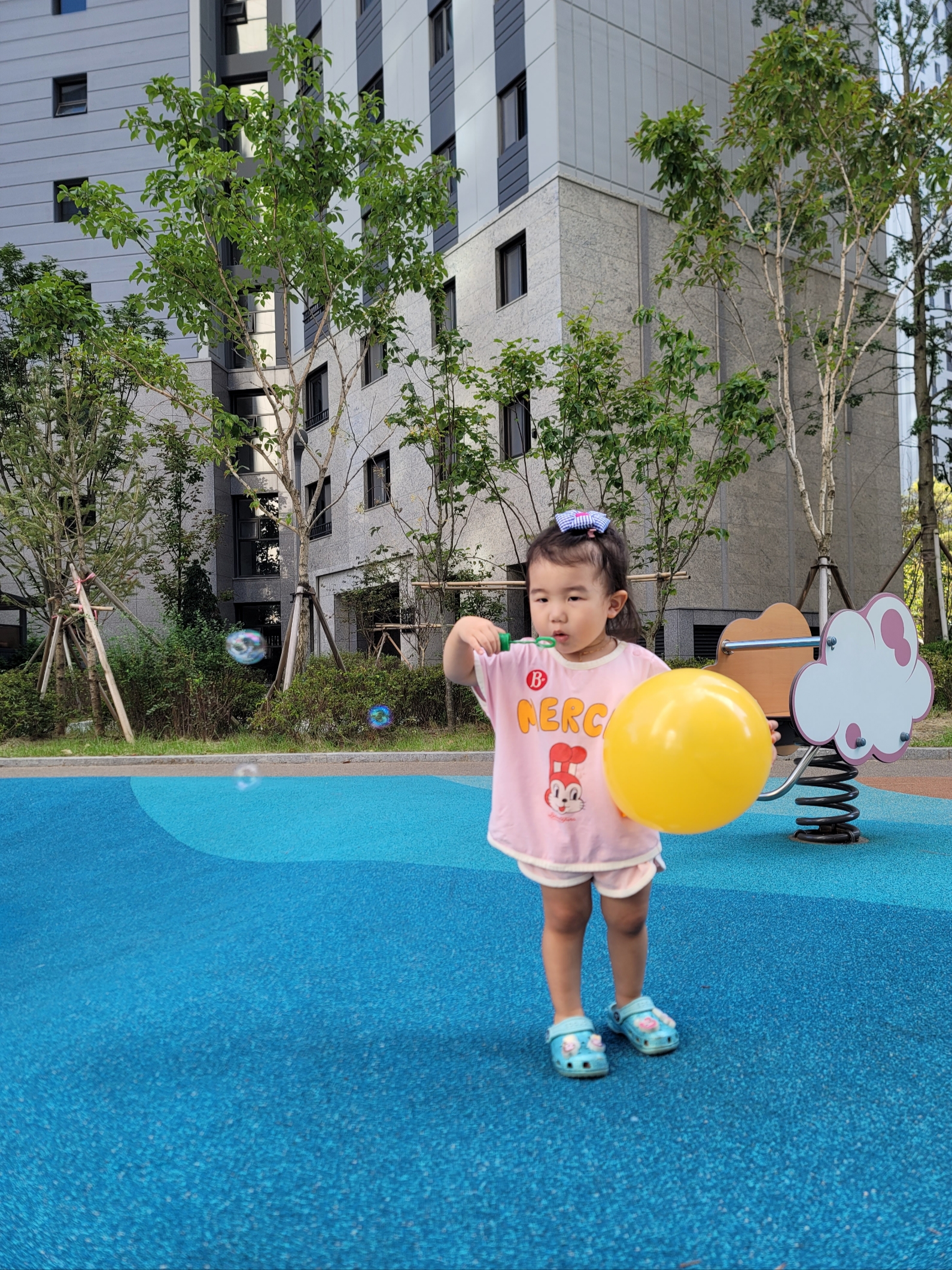(Kids) Crocs Classic Clog Pure Water 착용 스타일 - 1