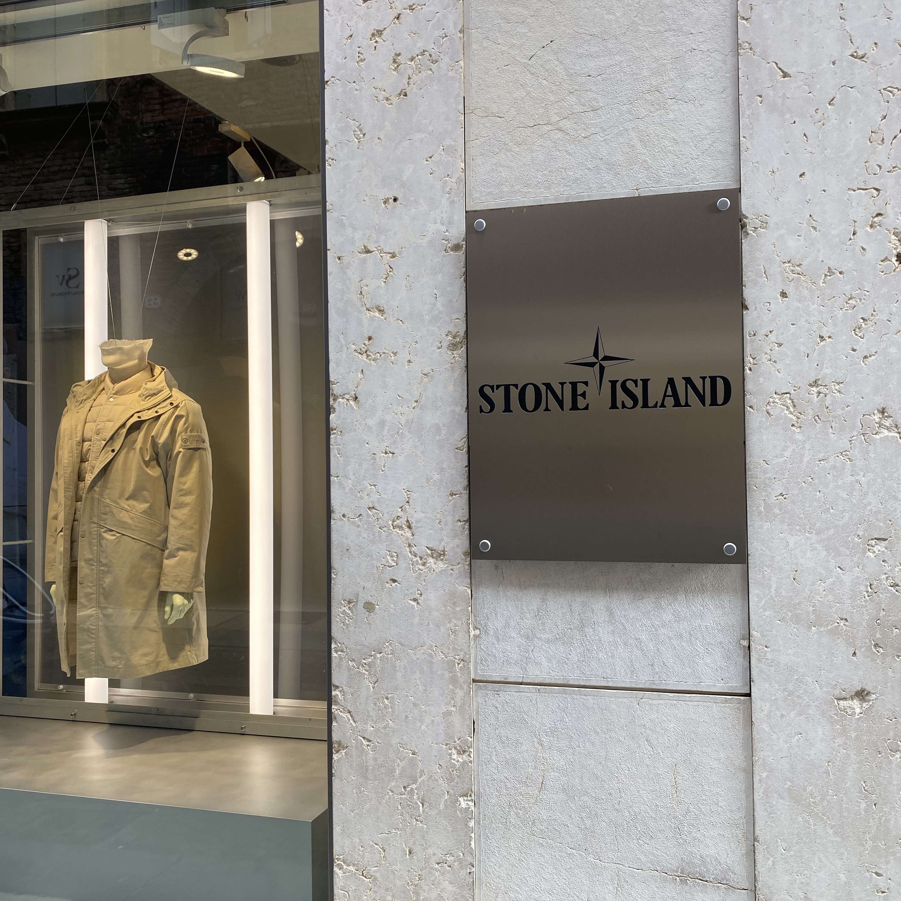 Stone Island 40123 Garment Dyed Crinkle Reps R-NY Down Jacket Black - 24FW 착용 스타일 - 1