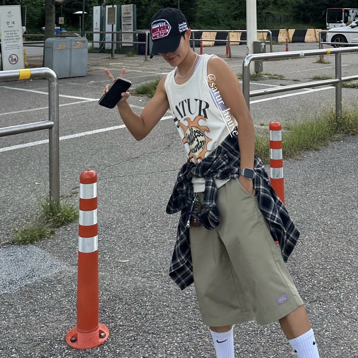Dickies Loose Fit 13 Inch Flat Front Work Shorts Khaki 착용 스타일