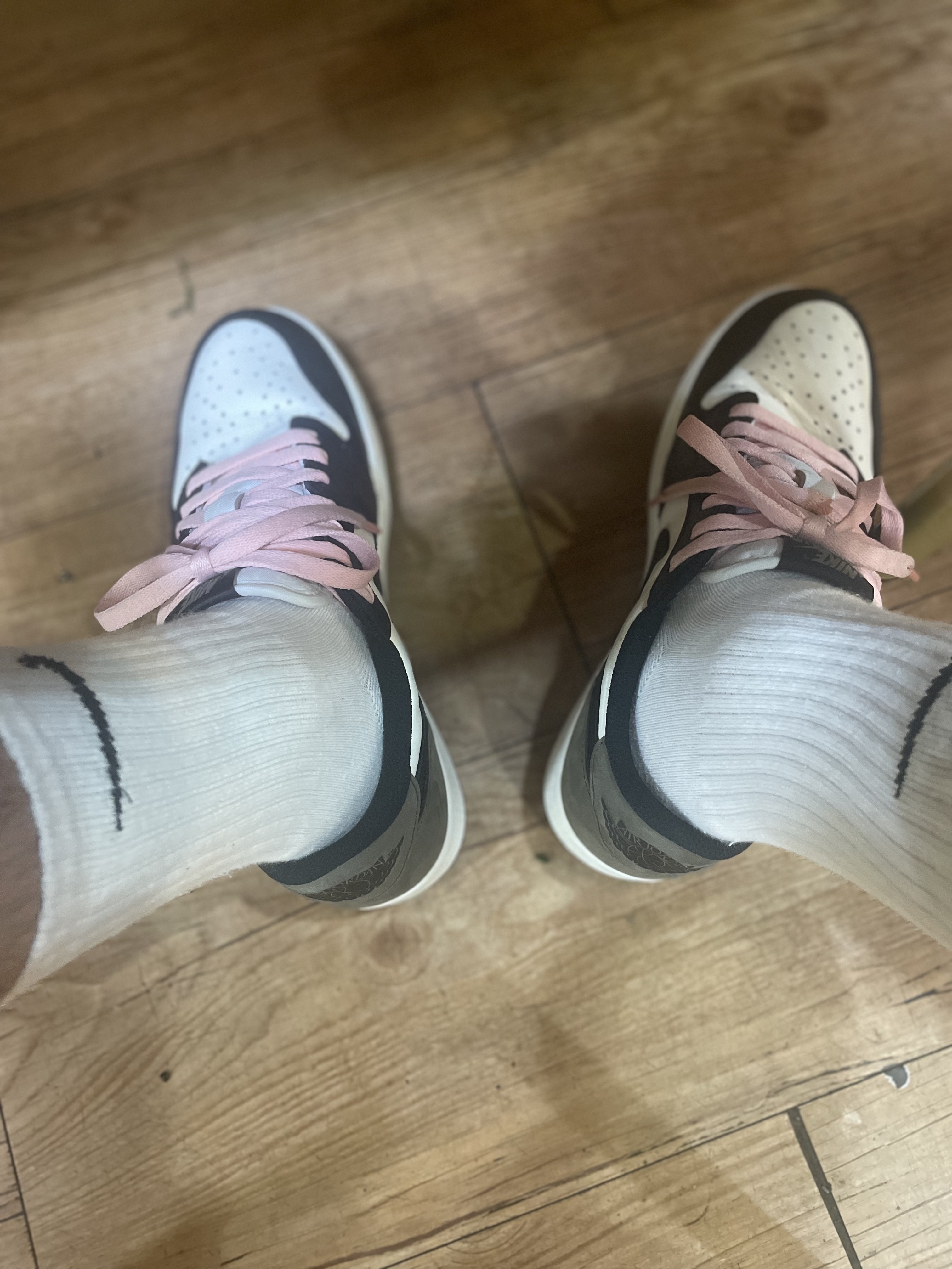 Jordan 1 Retro Low OG Mocha 착용 스타일 - 1