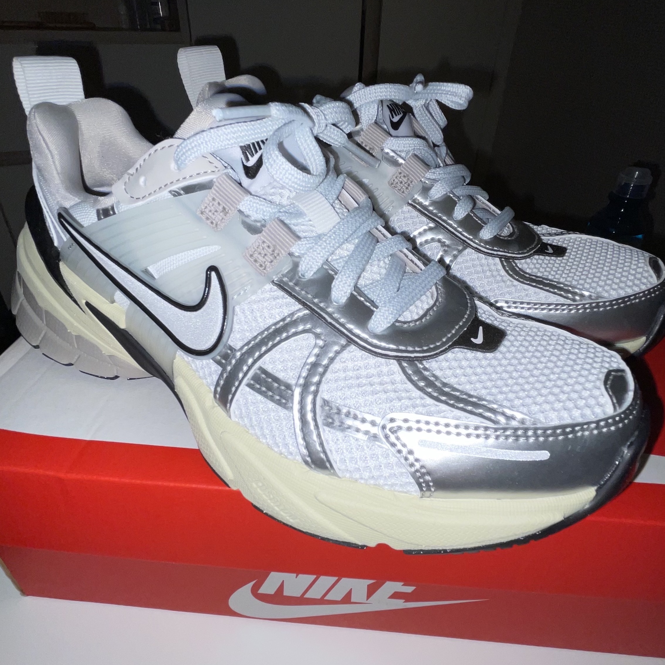 Nike V2K Run Summit White Metallic Silver 착용 스타일
