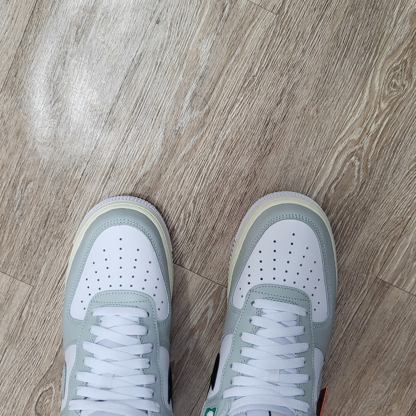 Nike Air Force 1 '07 LV8 Light Silver Black 착용 스타일 - 1