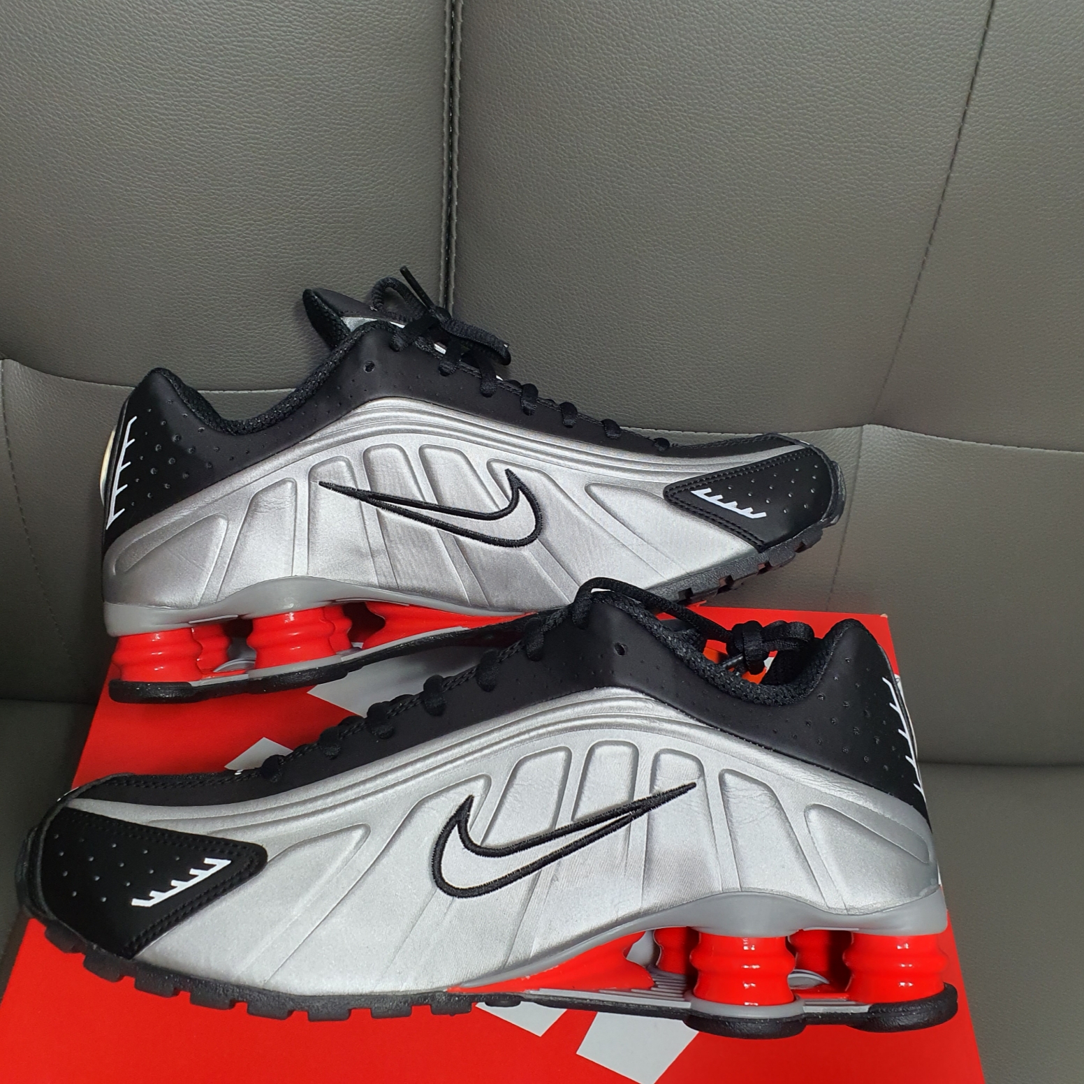 Nike Shox R4 Black and Metallic Silver 착용 스타일