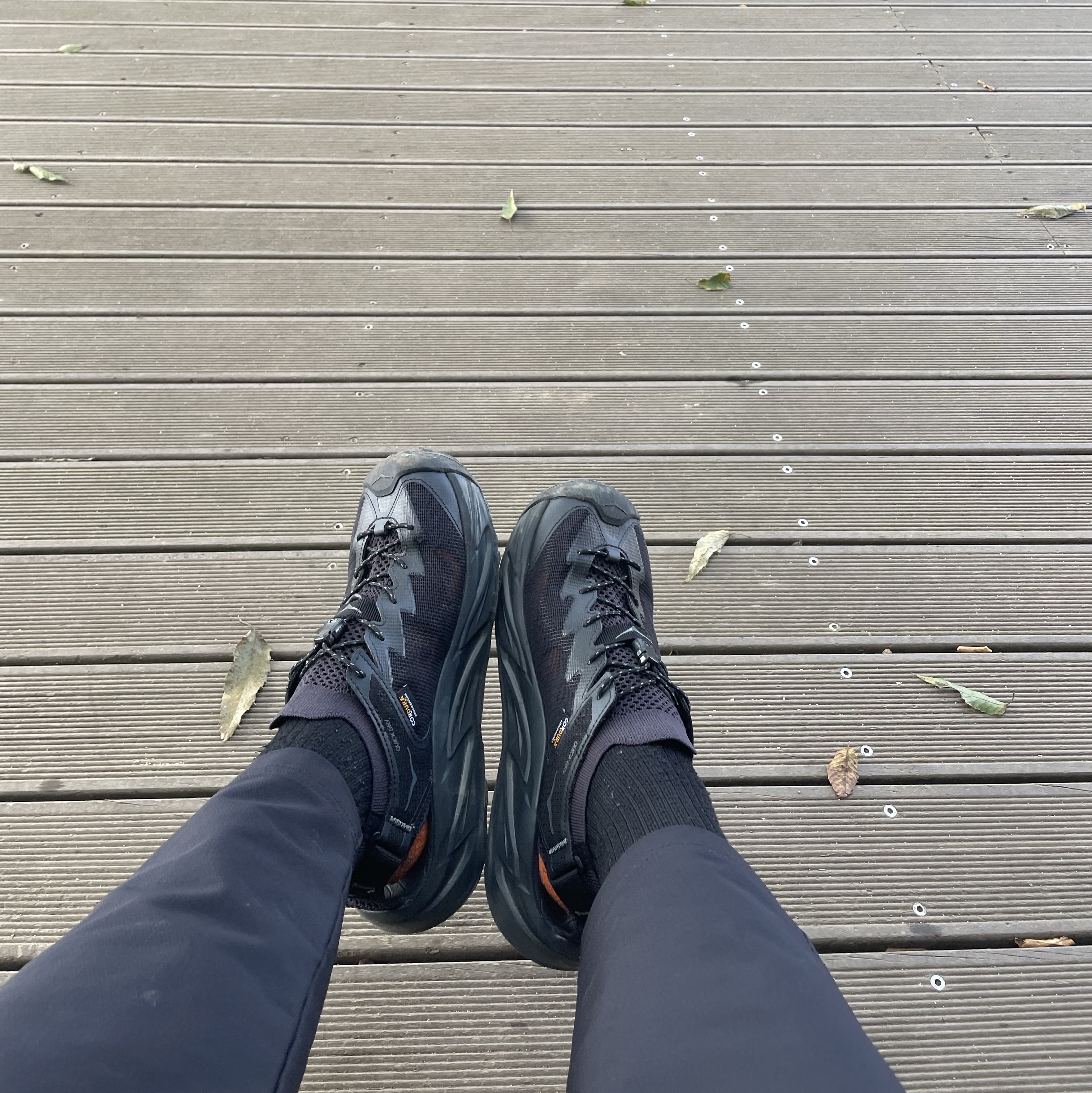 Hoka Hopara 2 Black, Arc'teryx Calidum 5 Panel Cap Black 착용 스타일 - 2