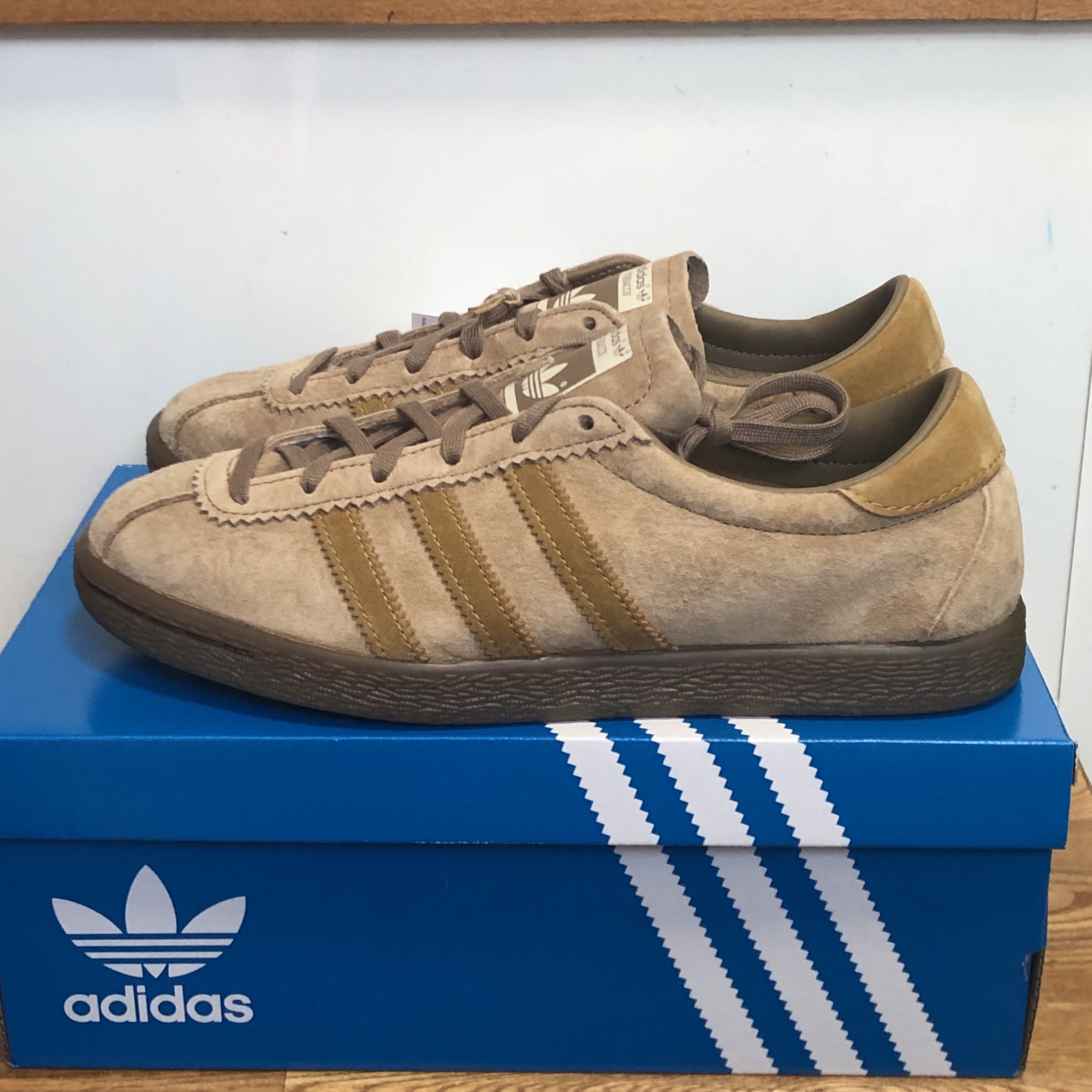 Adidas Tobacco Pantone Mesa 착용 스타일