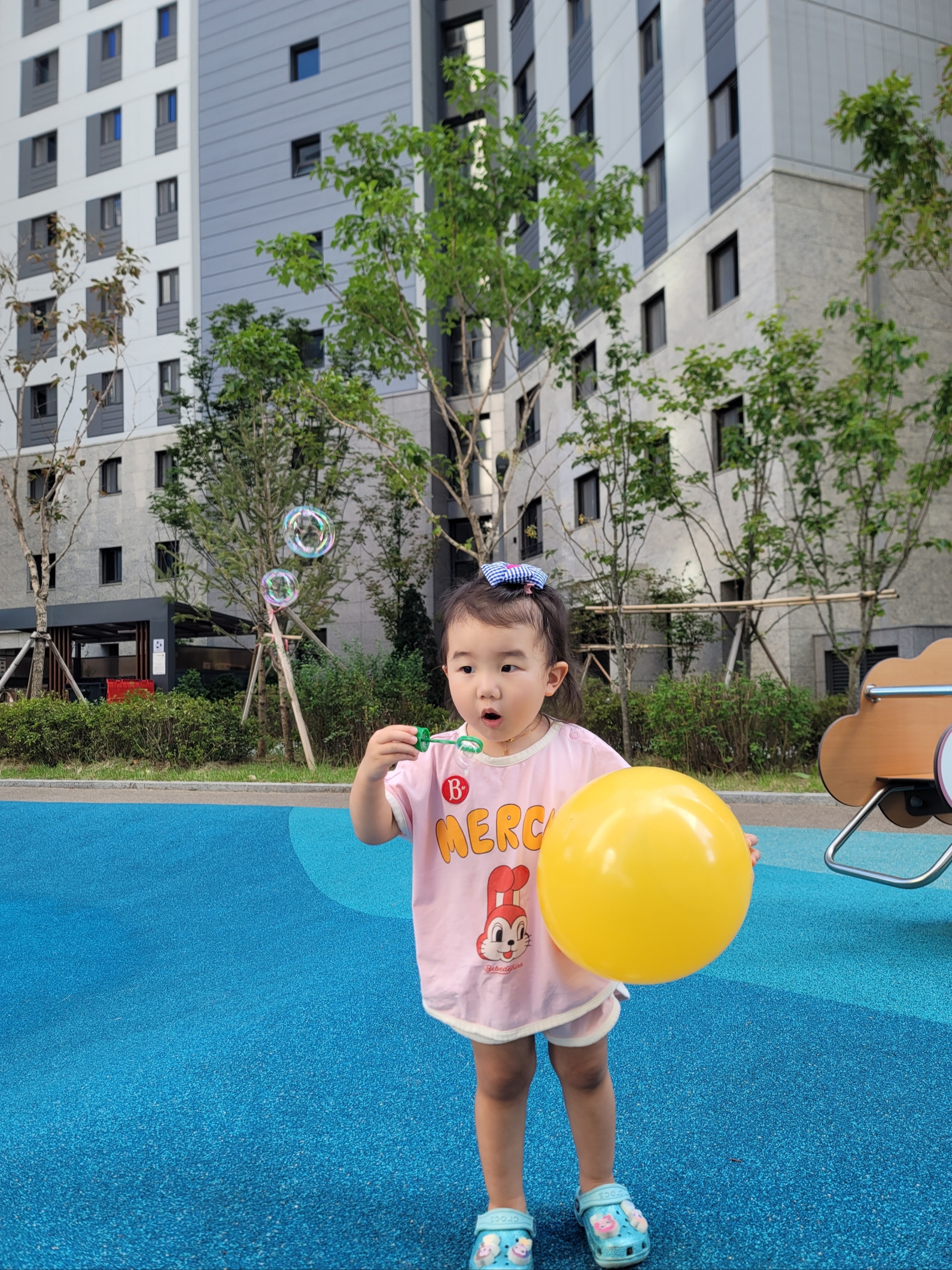 (Kids) Crocs Classic Clog Pure Water 착용 스타일 - 2