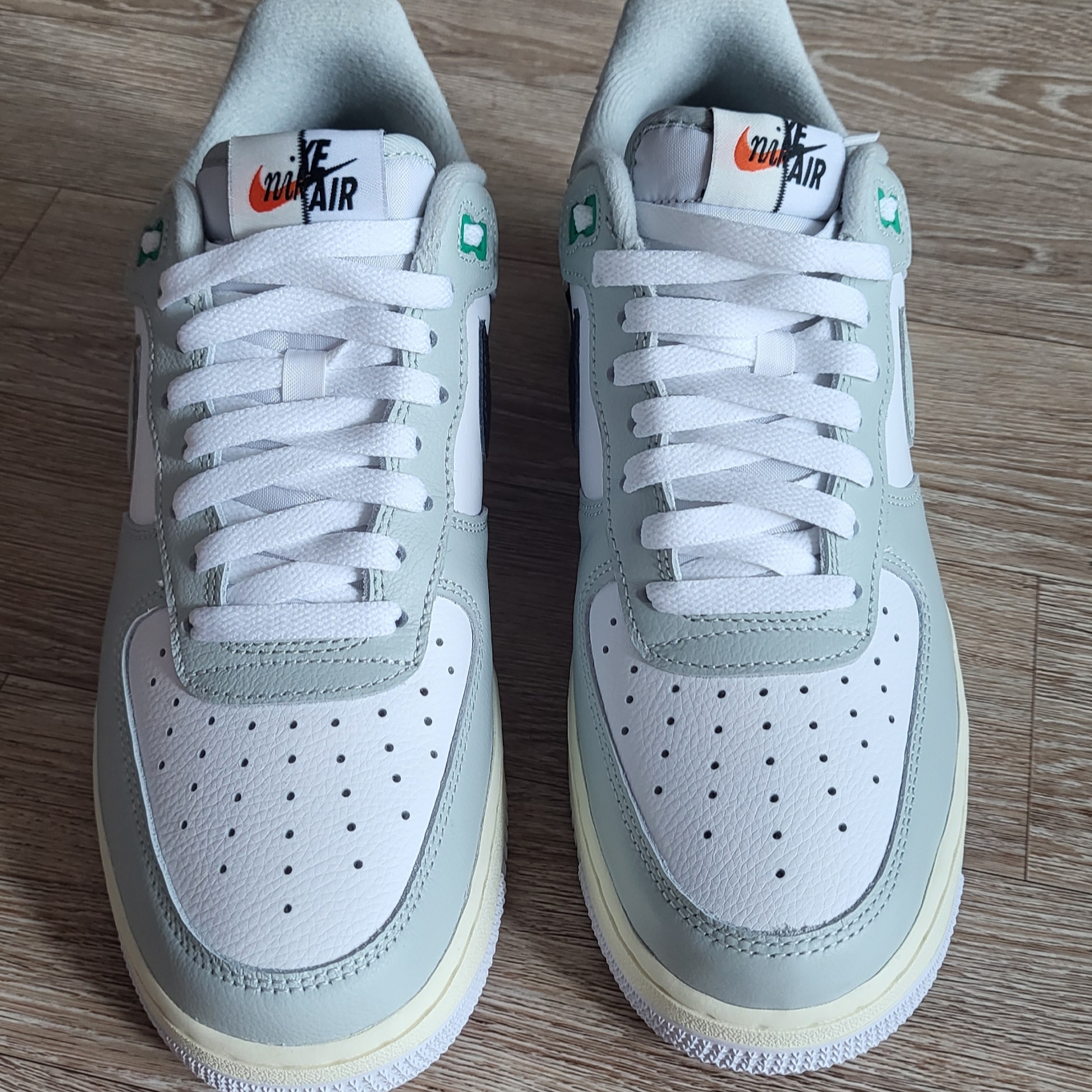 Nike Air Force 1 '07 LV8 Light Silver Black 착용 스타일 - 2