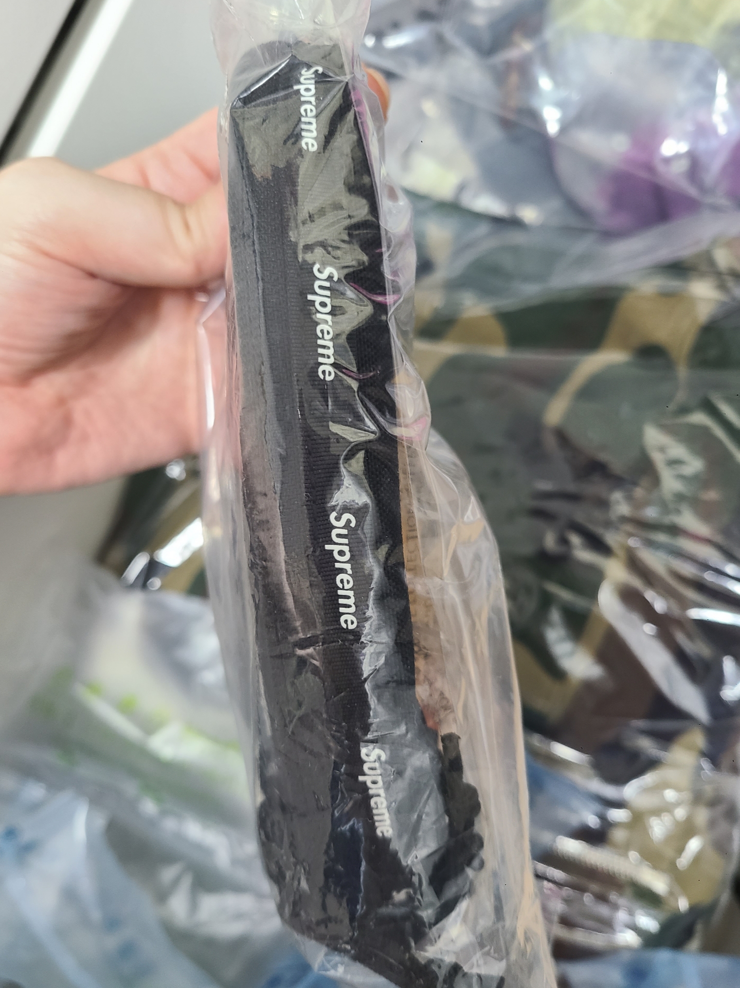 Supreme Mini Side Bag Black - 24FW 착용 스타일 - 3