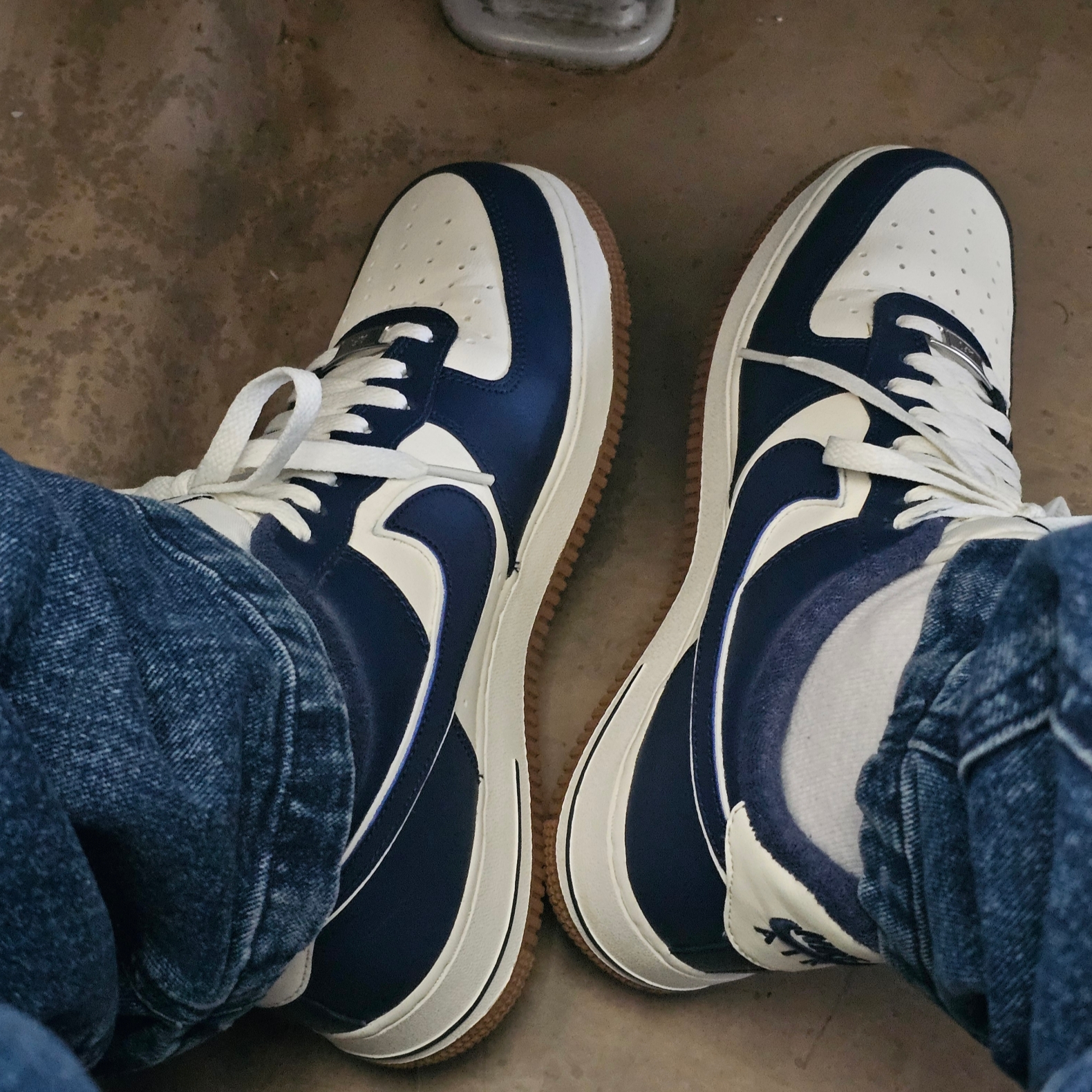 Nike Air Force 1 '07 LV8 Midnight Navy 착용 스타일