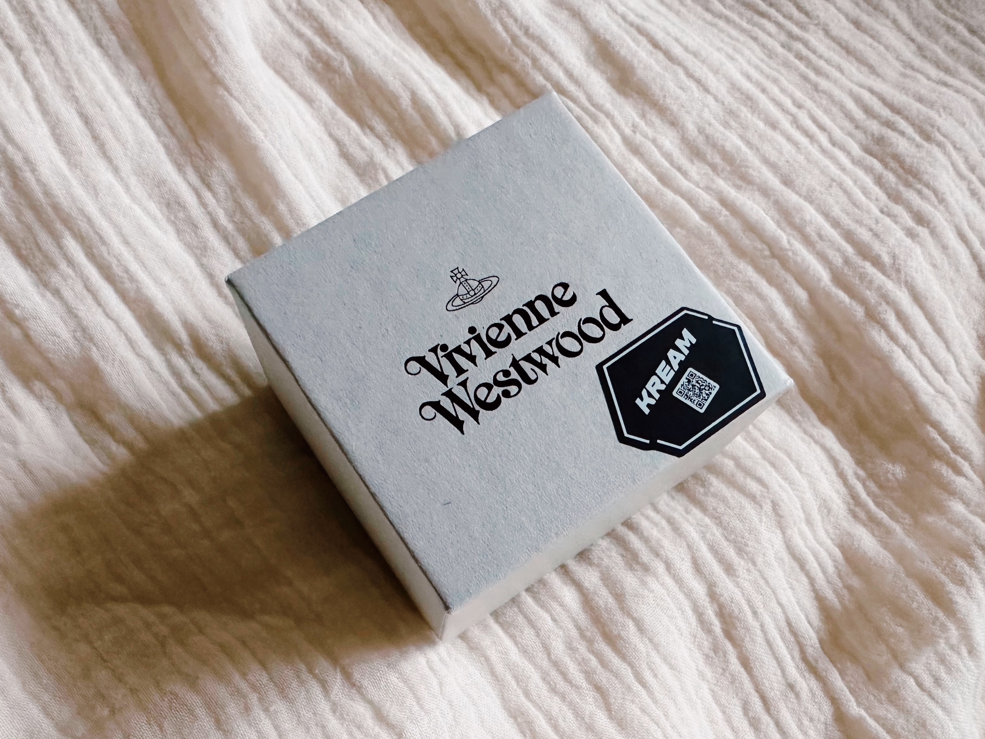 Vivienne Westwood Mayfair Bas Relief Pendant Silver 착용 스타일 - 2