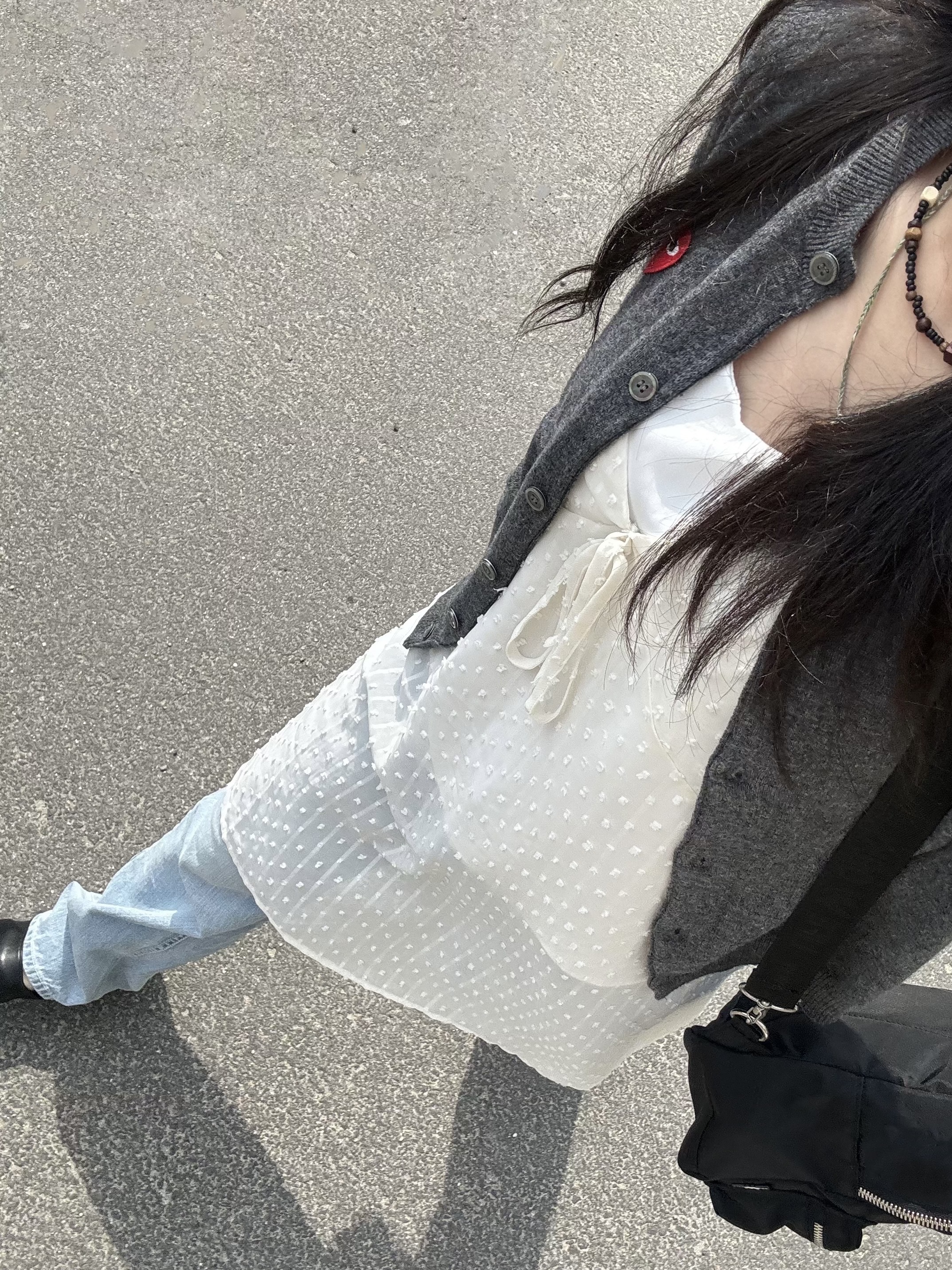Play Comme des Garcons Red Heart Knit Cardigan Grey 착용 스타일 - 1