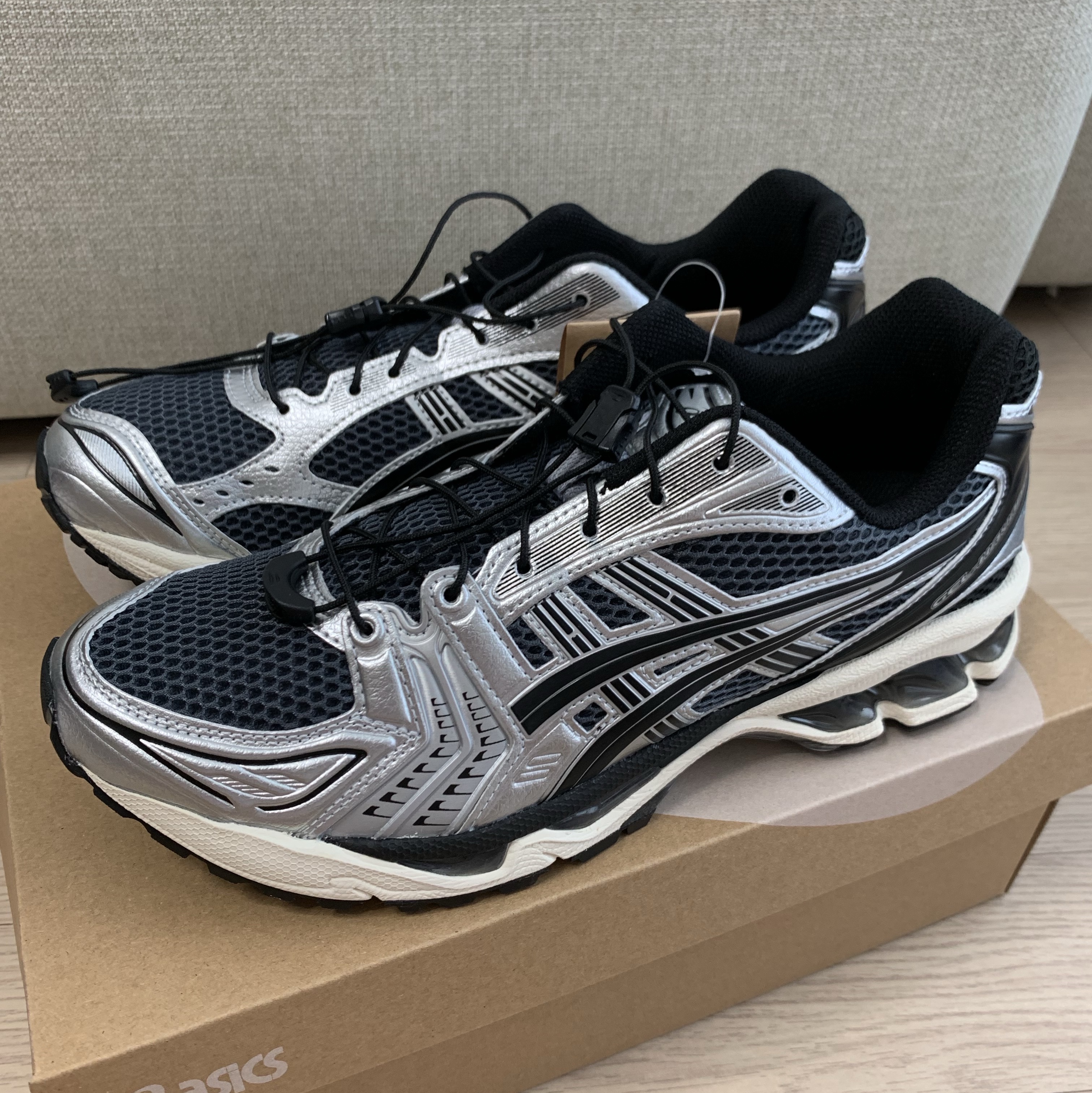 Asics Unlimited Gel-Kayano 14 Carrier Grey Black 착용 스타일