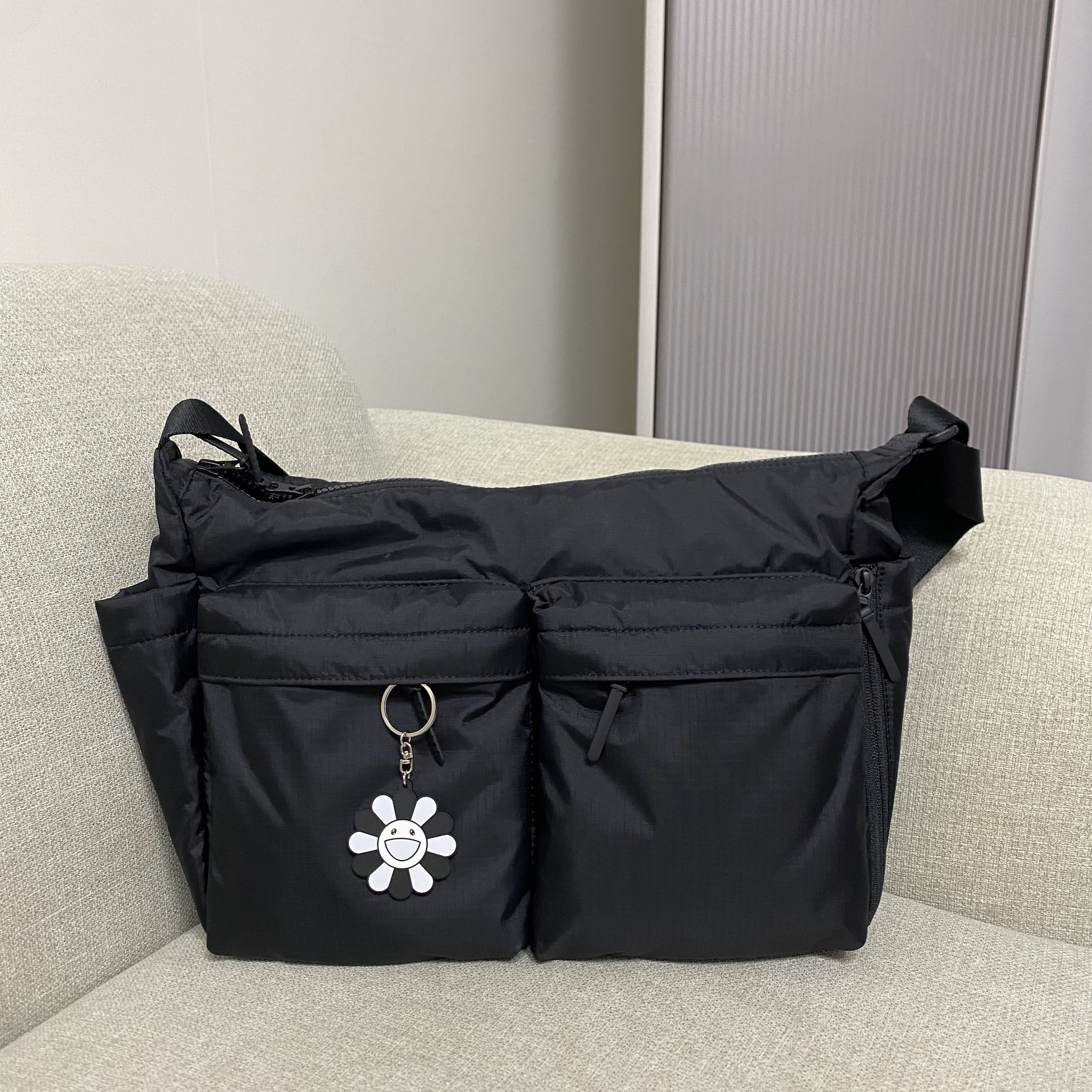 Uniqlo Multi Pocket Shoulder Bag Black, Kaikai Kiki Flower Rubber Keyring Gray Black 착용 스타일