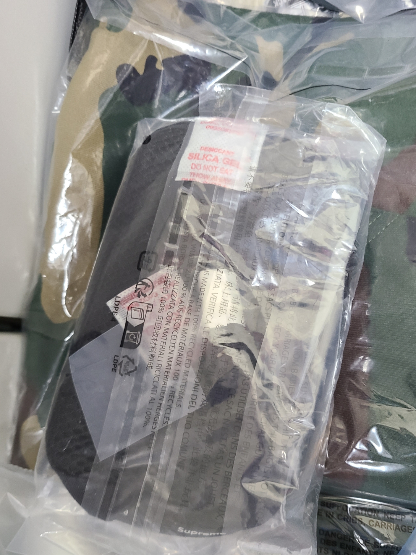 Supreme Mini Side Bag Black - 24FW 착용 스타일 - 2
