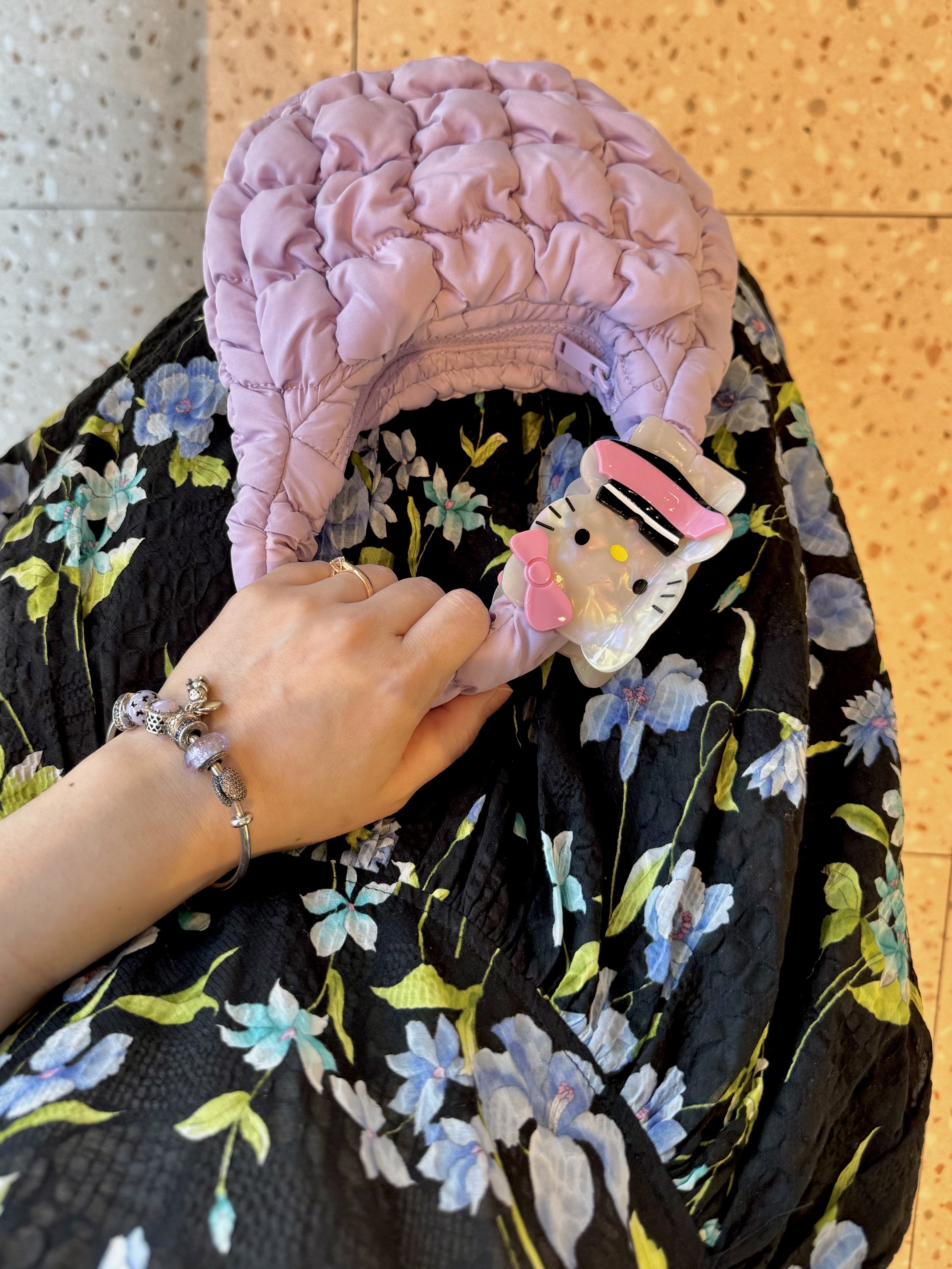 COS Quilted Micro Bag Purple, Monamhee x 10 Corso Como Bianco Keyring Black 착용 스타일 - 5