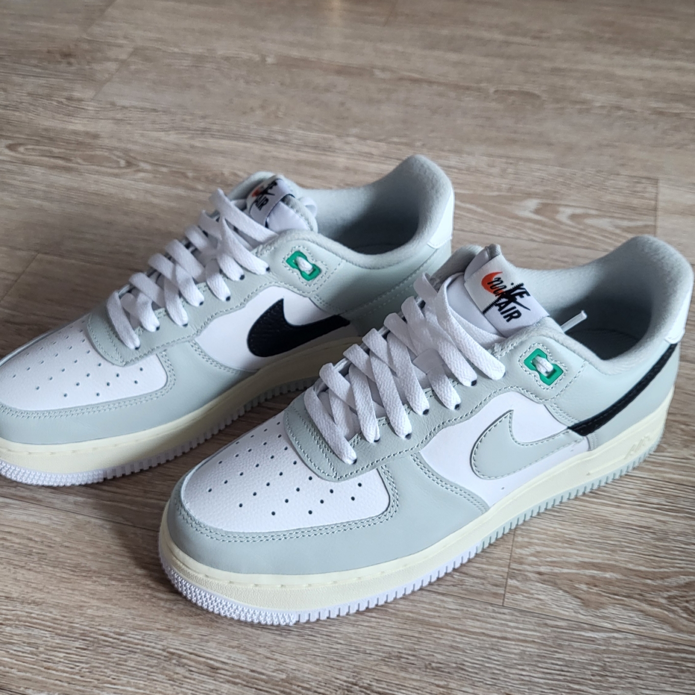 Nike Air Force 1 '07 LV8 Light Silver Black 착용 스타일 - 3