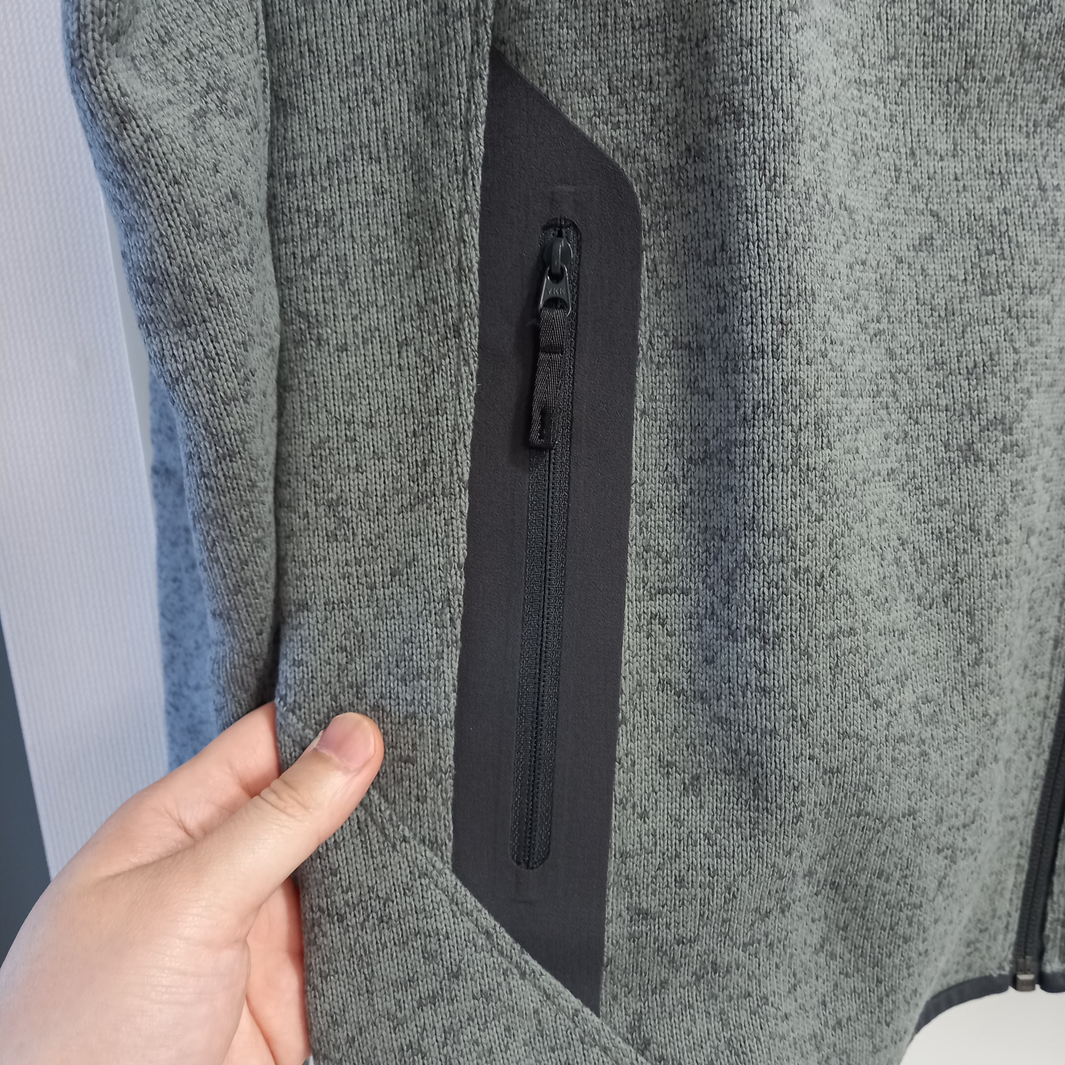 Arc'teryx Covert Cardigan Void Heather Graphite 착용 스타일 - 3