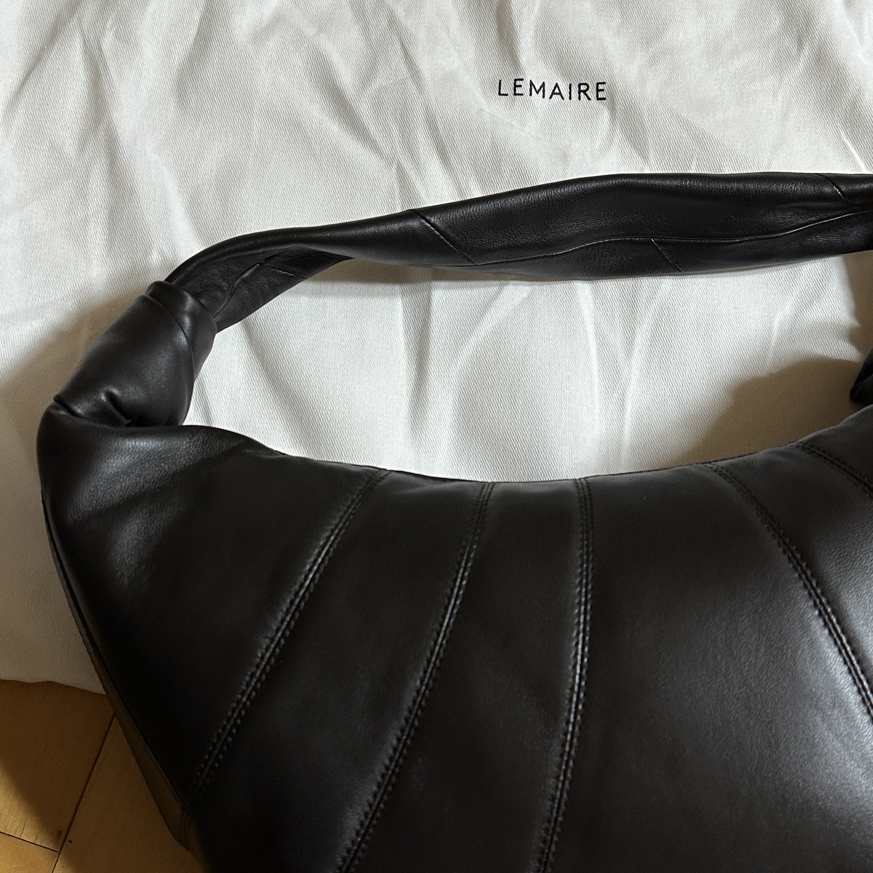 Lemaire Fortune Croissant Bag Soft Nappa Leather Dark Chocolate 착용 스타일
