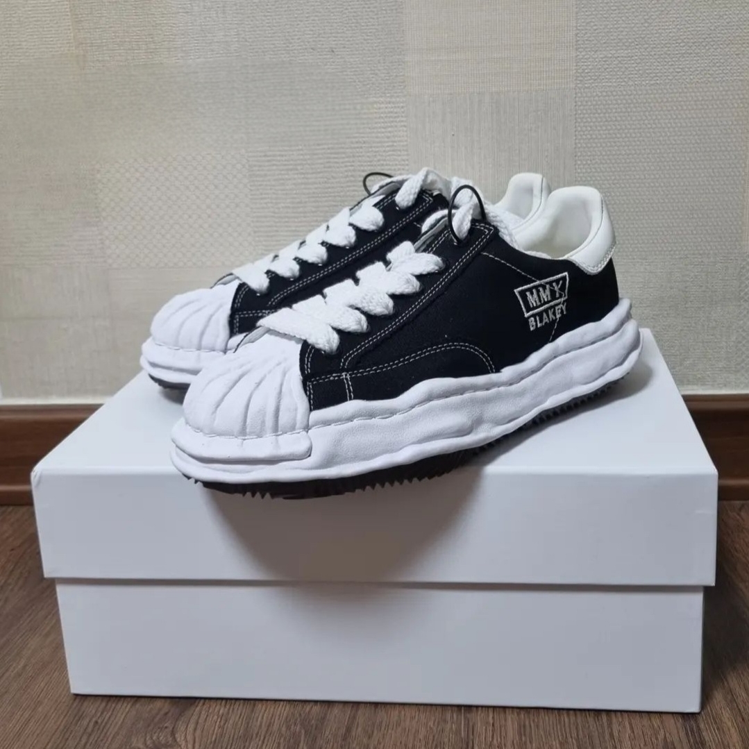 Maison Mihara Yasuhiro Blakey OG Sole Canvas Low-top Sneakers Black White 착용 스타일 - 1