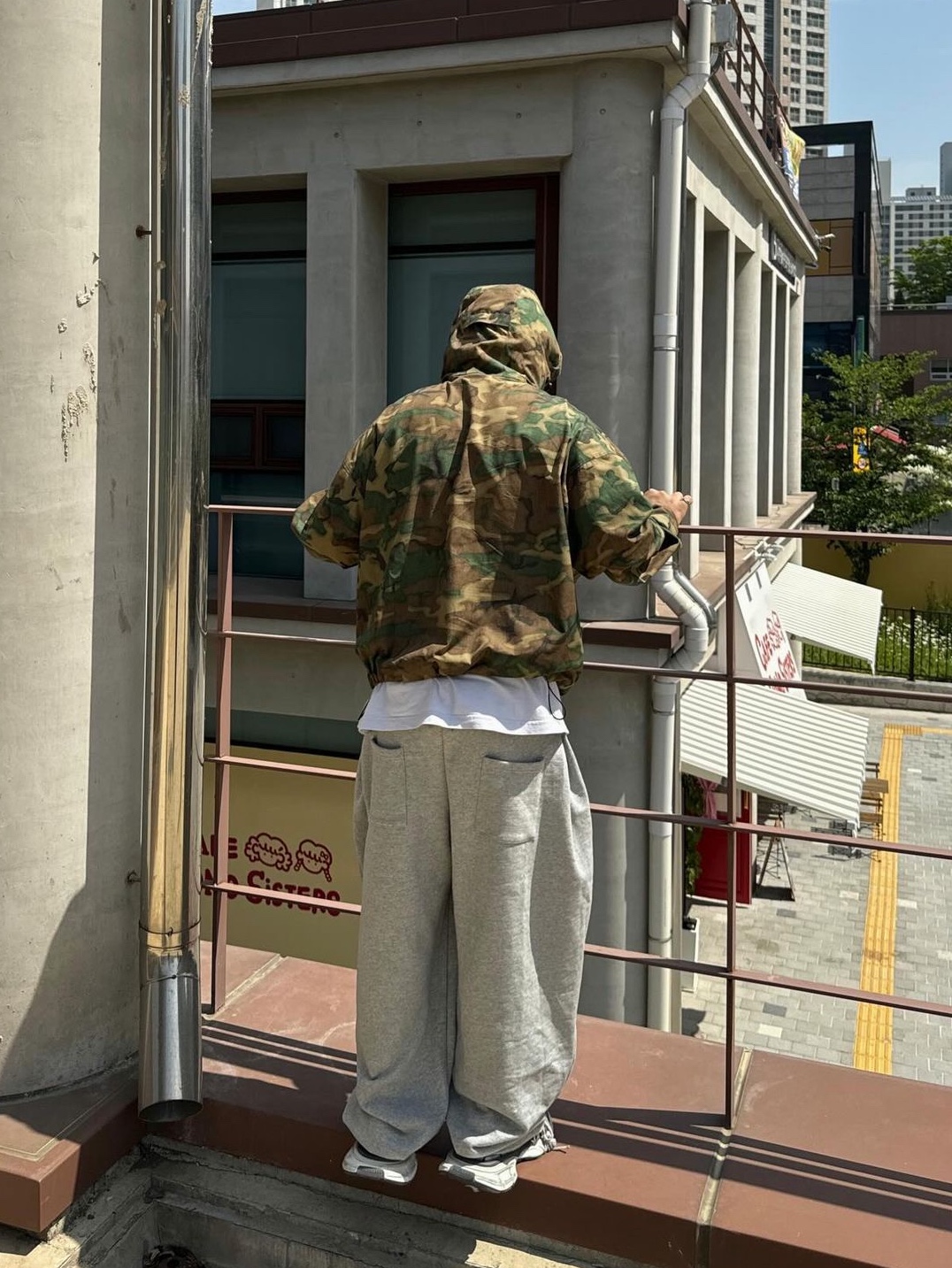 Nonnod Zip Jacket Camo, Balenciaga 3XL Sneakers Grey White Red 착용 스타일
