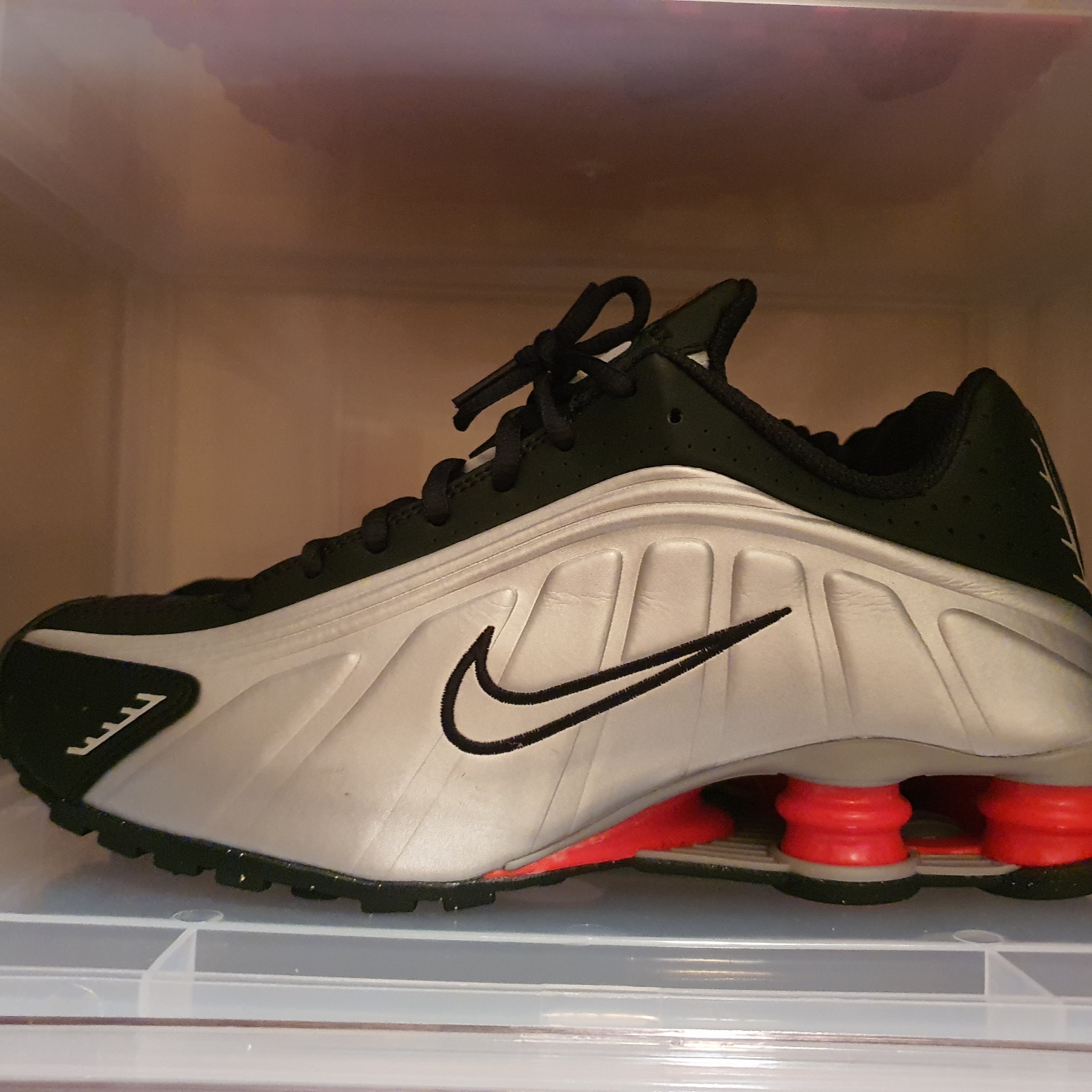 Nike Shox R4 Black and Metallic Silver 착용 스타일