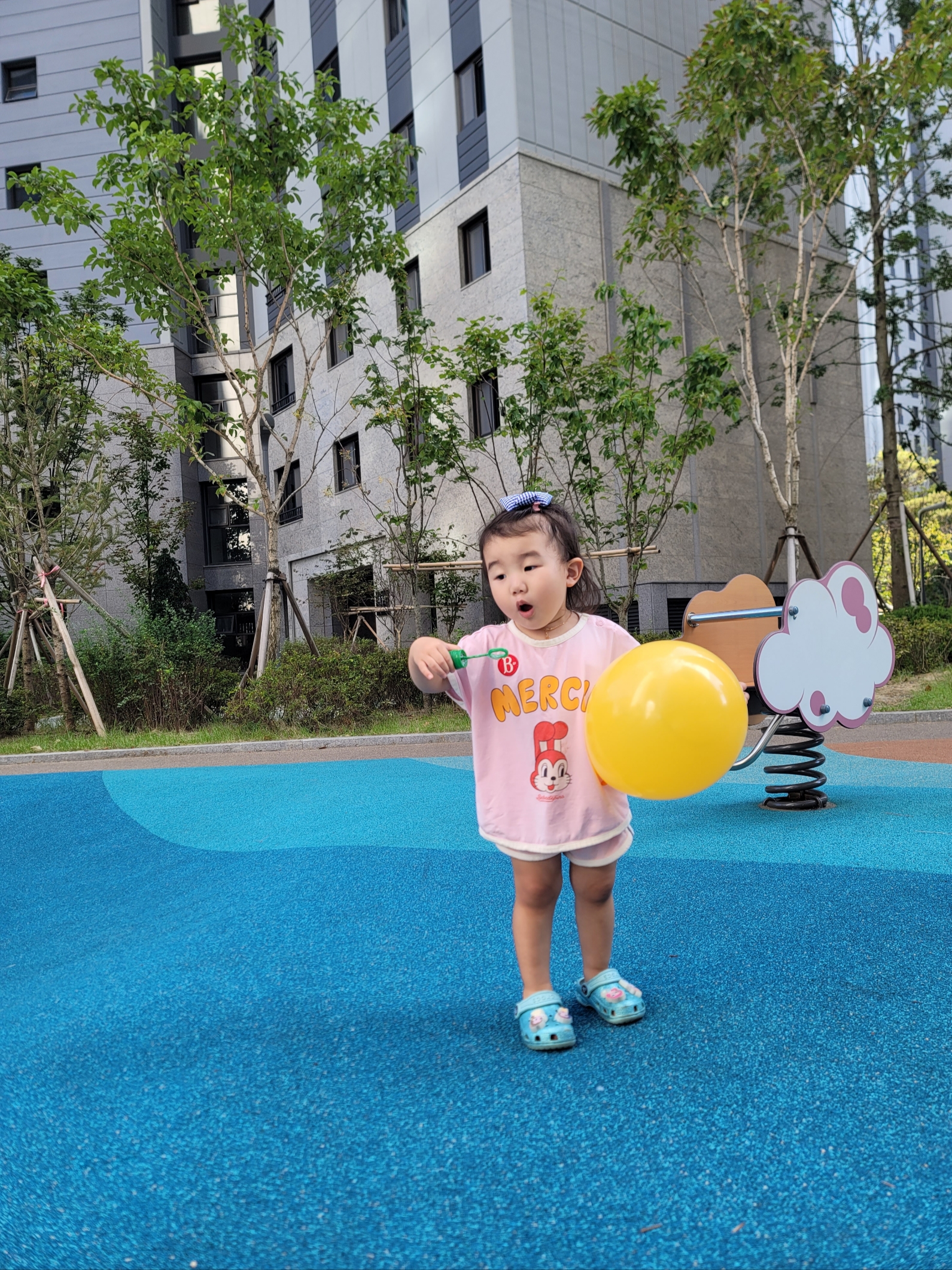 (Kids) Crocs Classic Clog Pure Water 착용 스타일 - 3