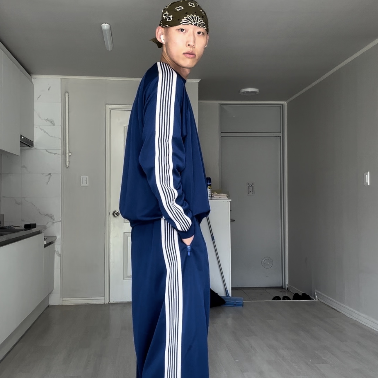 Needles Track Crew Neck Shirt Poly Smooth Royal, Needles H.D. Track Pants Poly Smooth Royal 착용 스타일