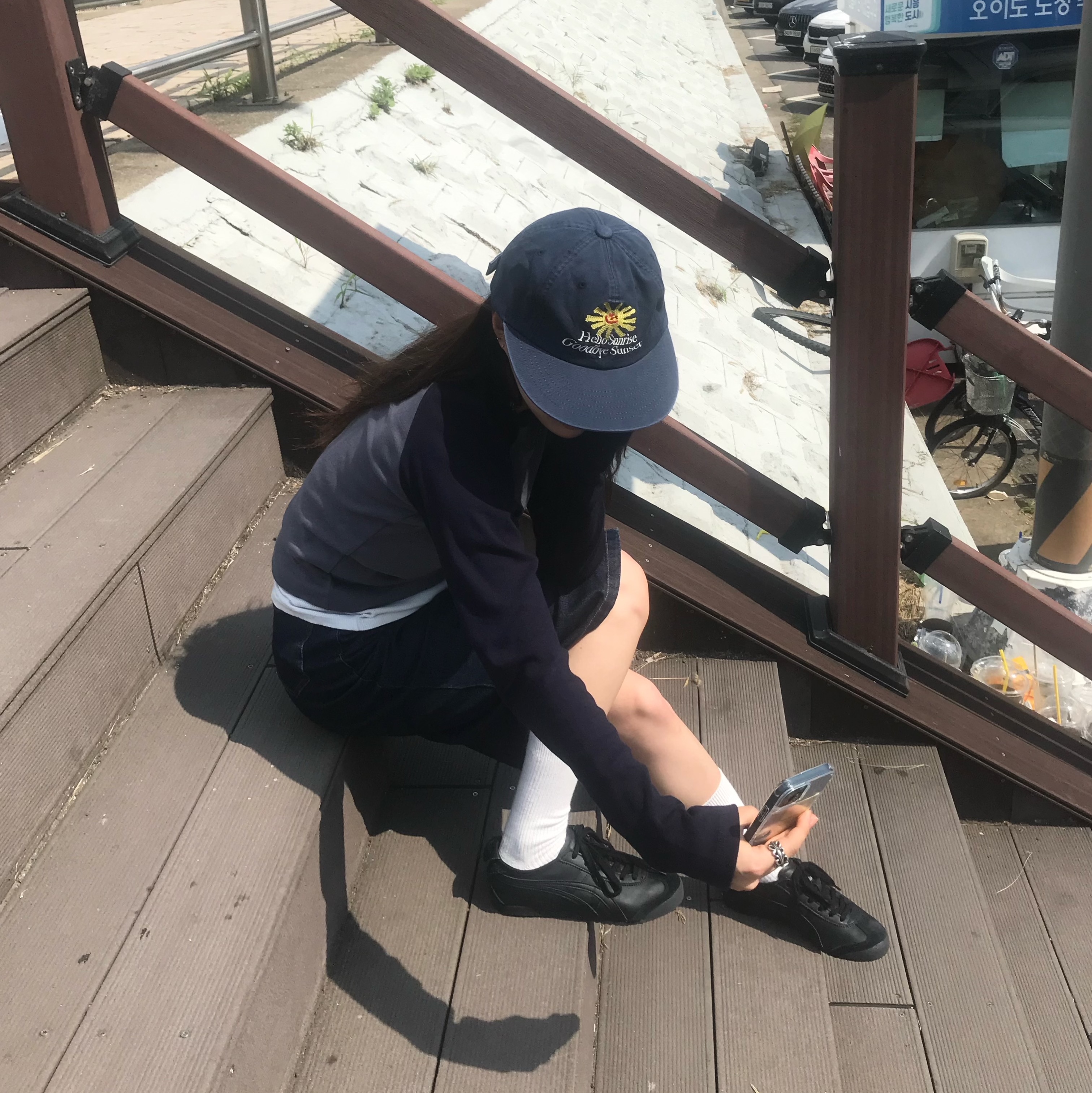Hello Sunrise Washed HS Arch Logo 6Panel Cap Navy & Orange 착용 스타일 - 2
